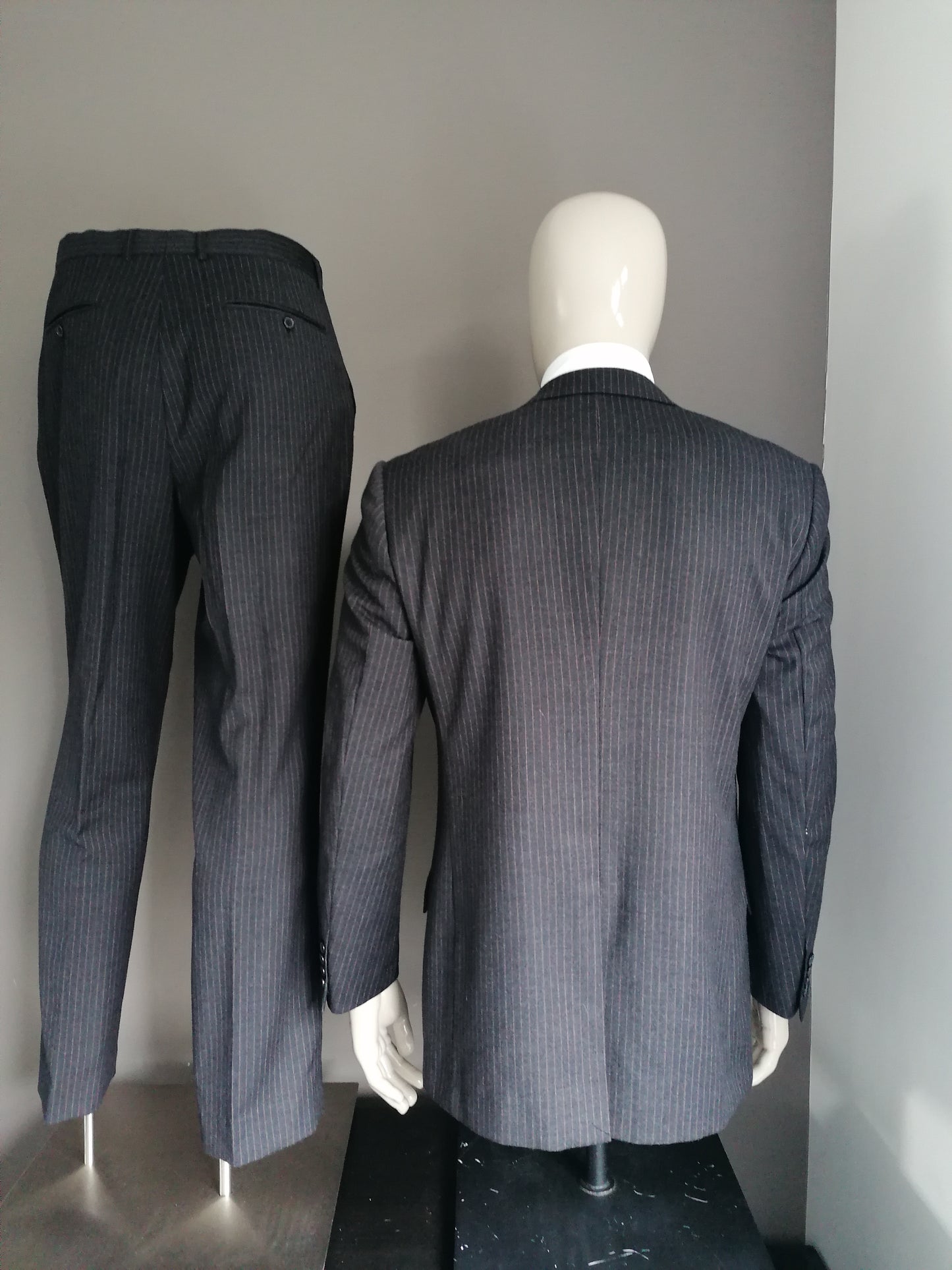 Costume de laine LIV. Gris foncé / brun rayé. Taille 52