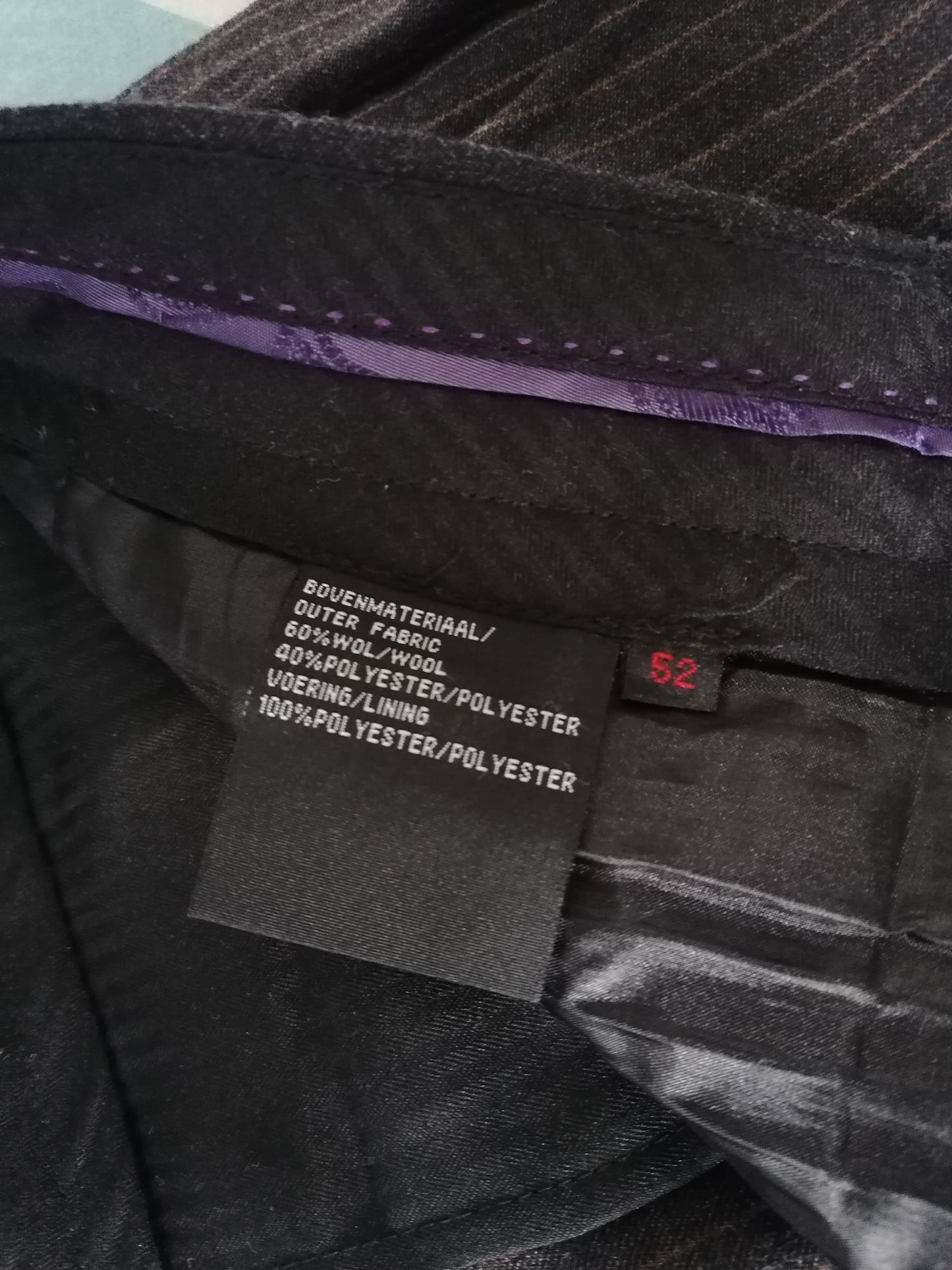 Costume de laine LIV. Gris foncé / brun rayé. Taille 52