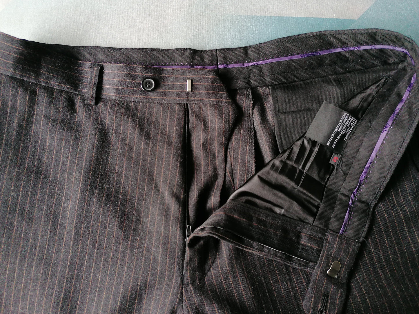 Costume de laine LIV. Gris foncé / brun rayé. Taille 52