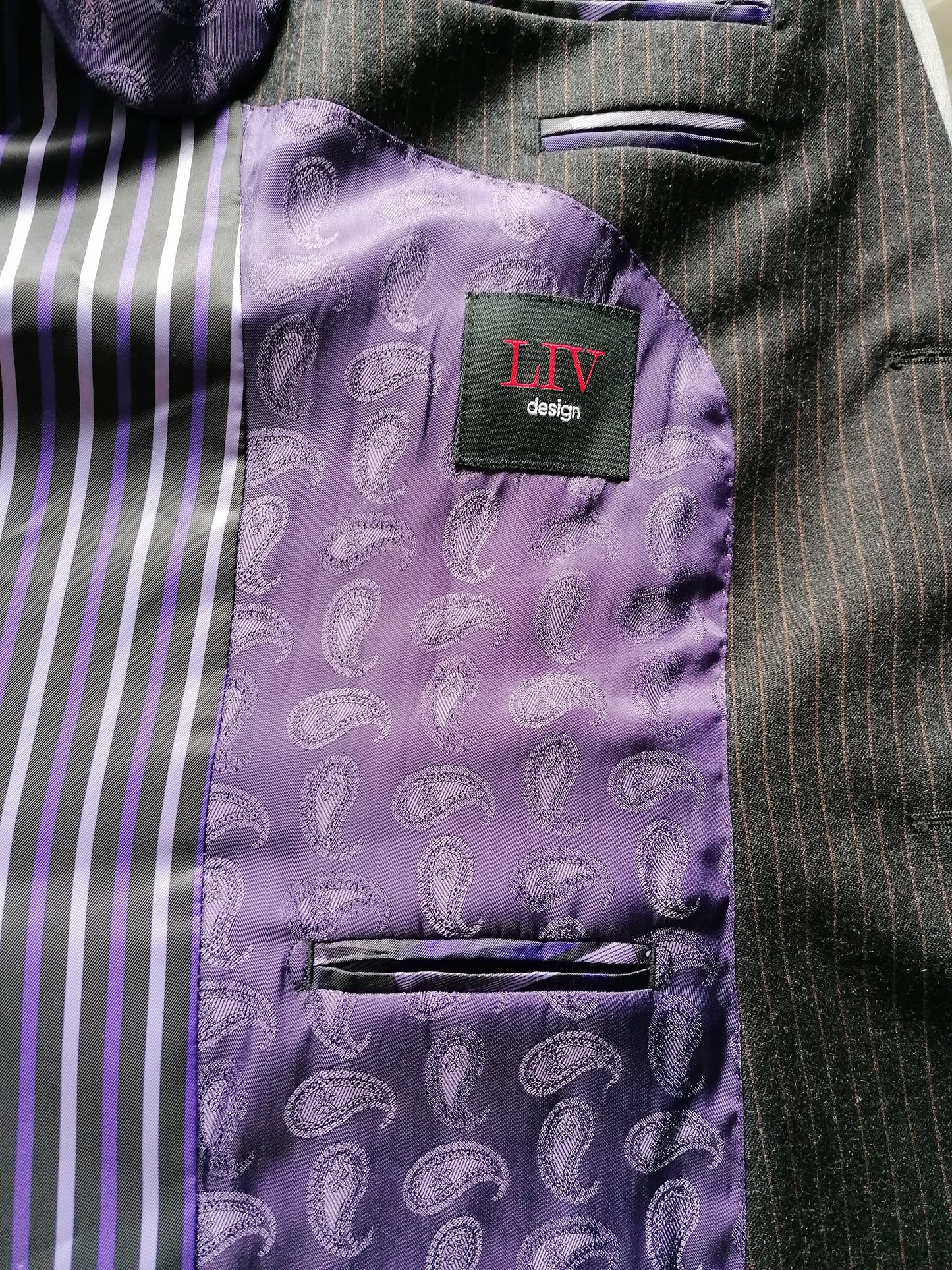 Costume de laine LIV. Gris foncé / brun rayé. Taille 52