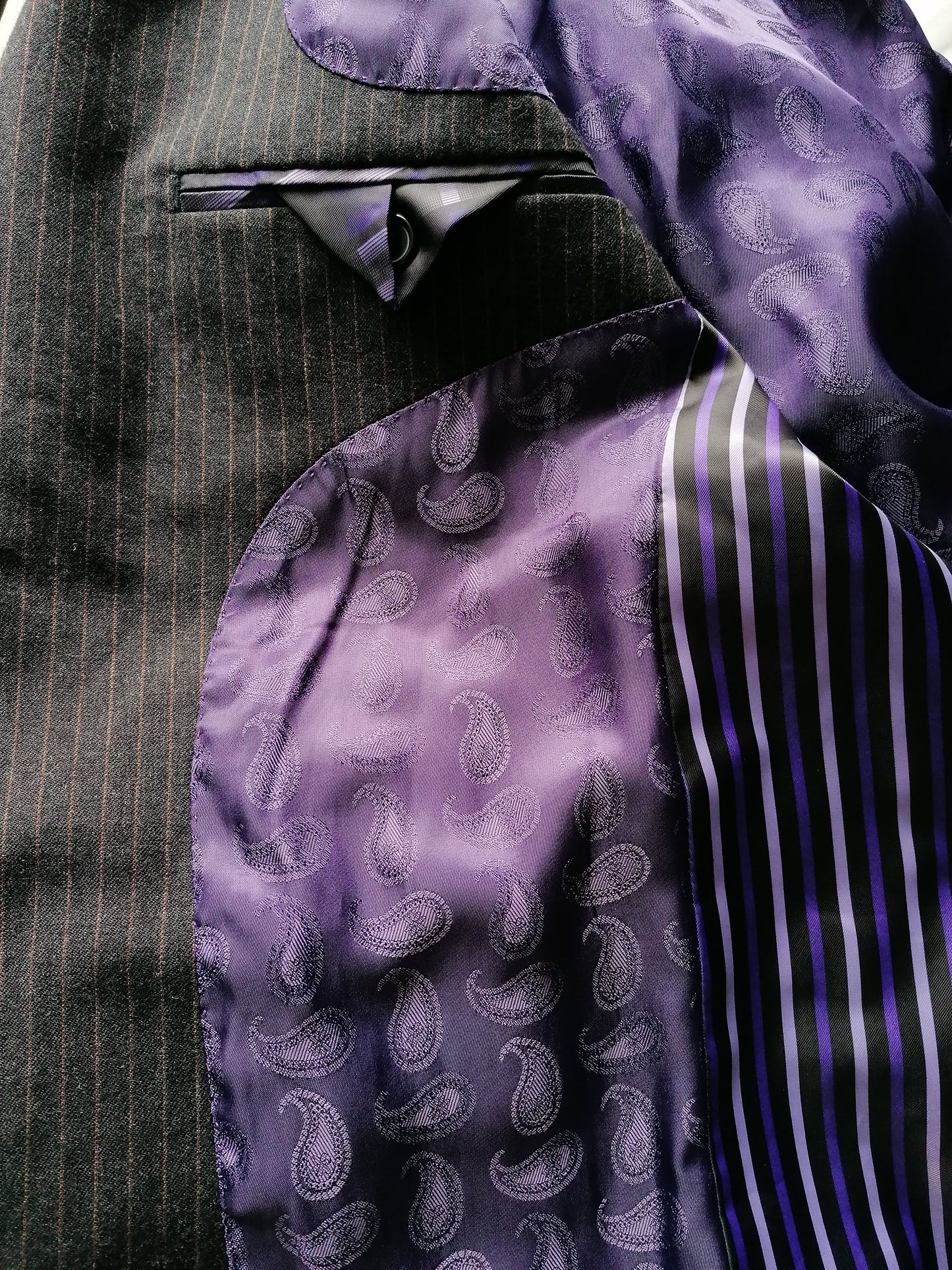 Costume de laine LIV. Gris foncé / brun rayé. Taille 52