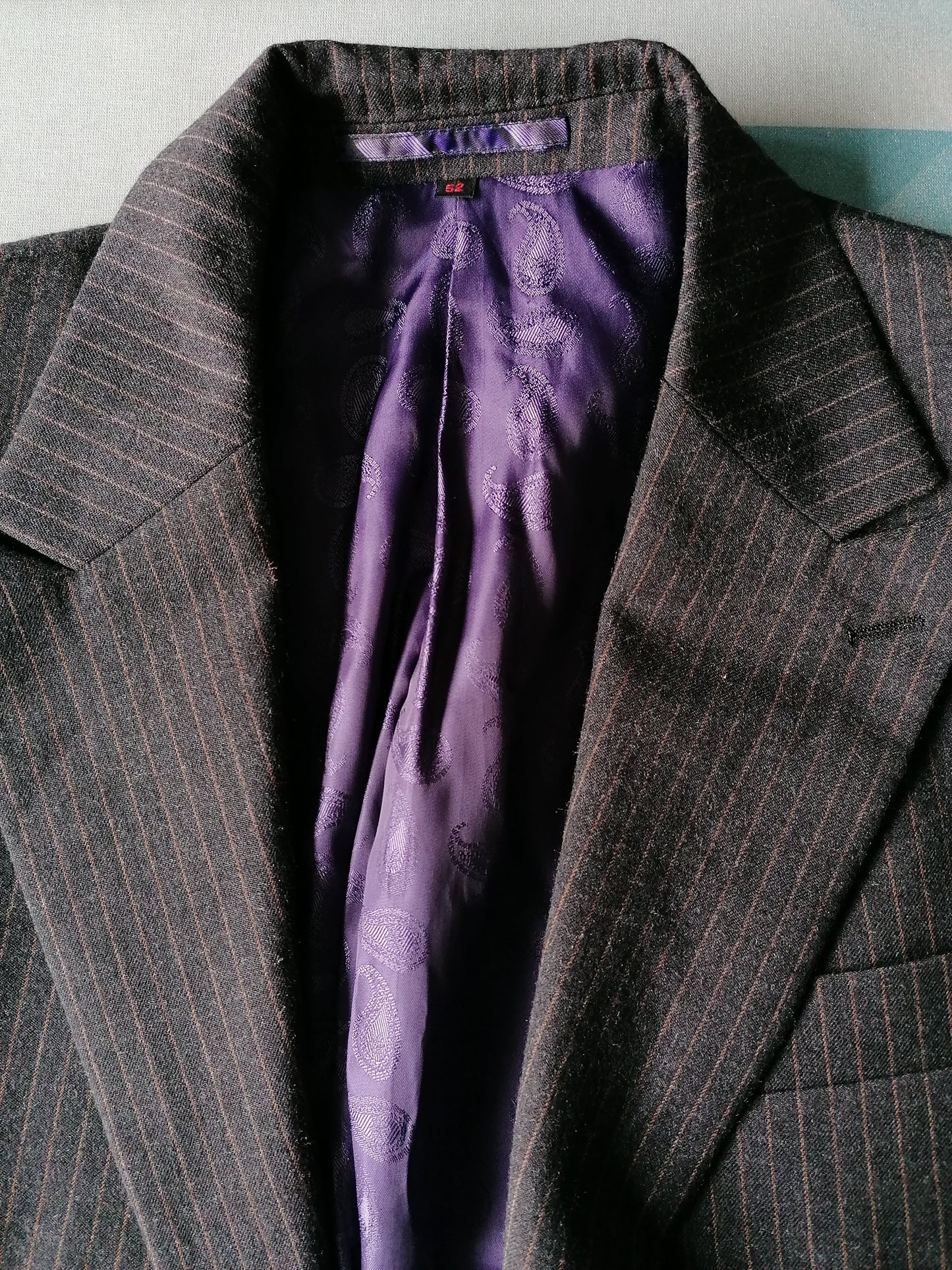 Costume de laine LIV. Gris foncé / brun rayé. Taille 52