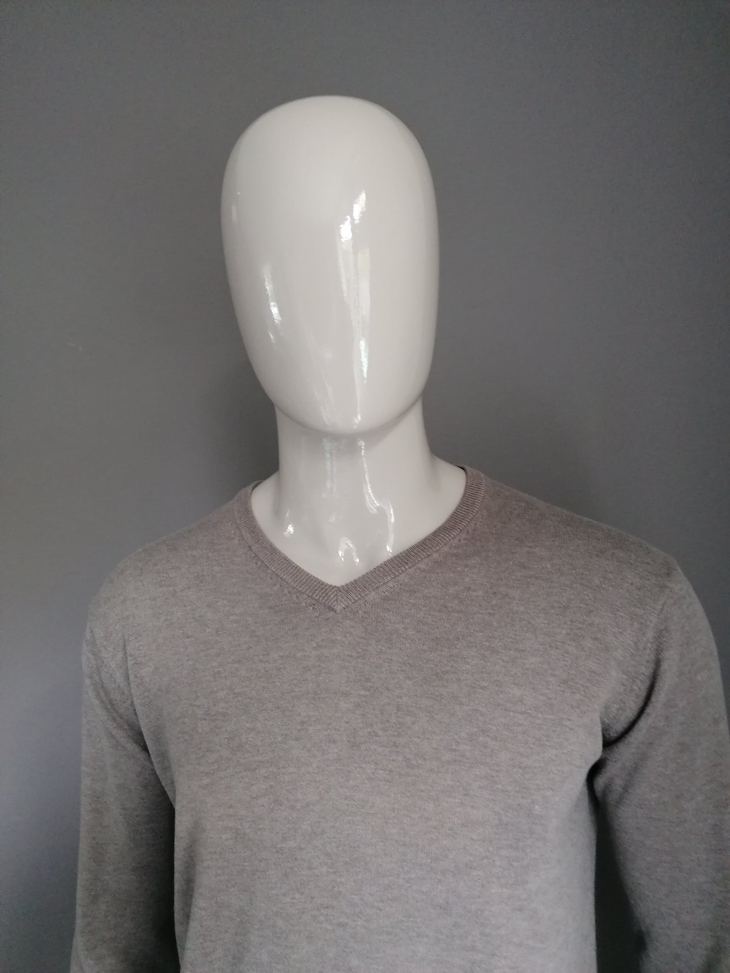 Pacte. Pull en laine avec col en V. Couleur brune. Taille M.