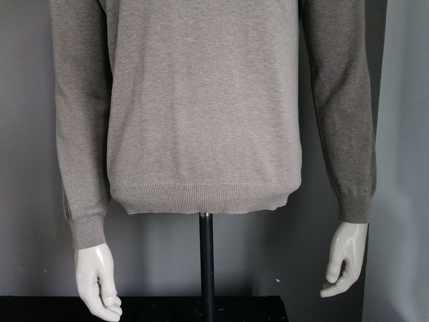 Pacte. Pull en laine avec col en V. Couleur brune. Taille M.