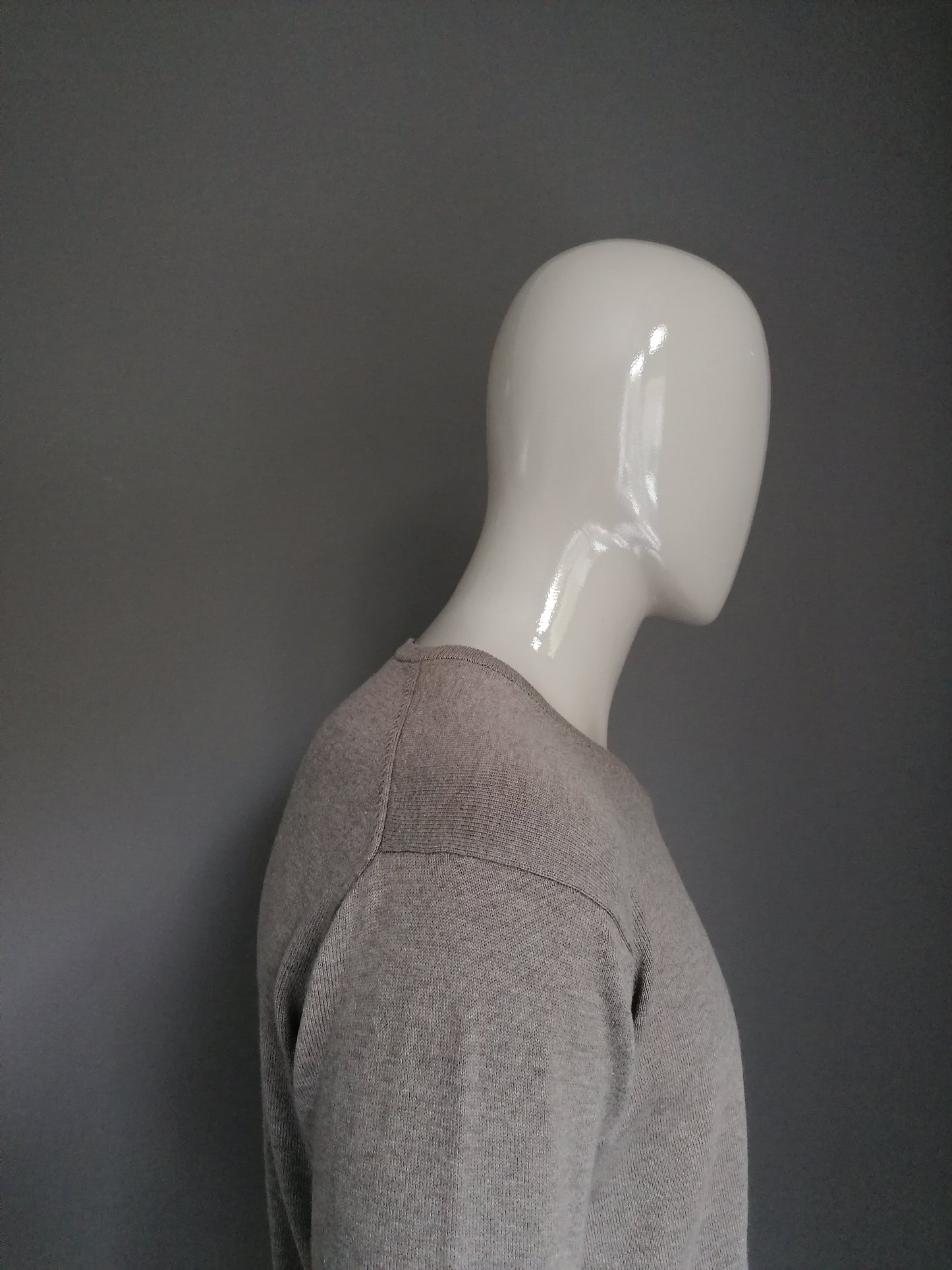 Pacte. Pull en laine avec col en V. Couleur brune. Taille M.