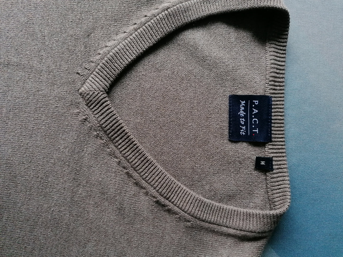 Pacte. Pull en laine avec col en V. Couleur brune. Taille M.