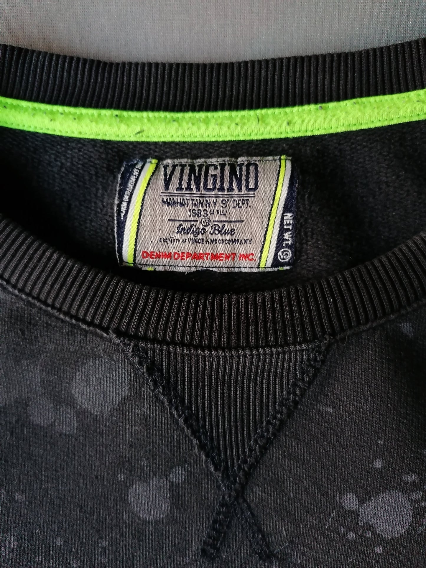 Pull Vingino. Blanc Blanc noir coloré. Taille M. Manchons très longs.