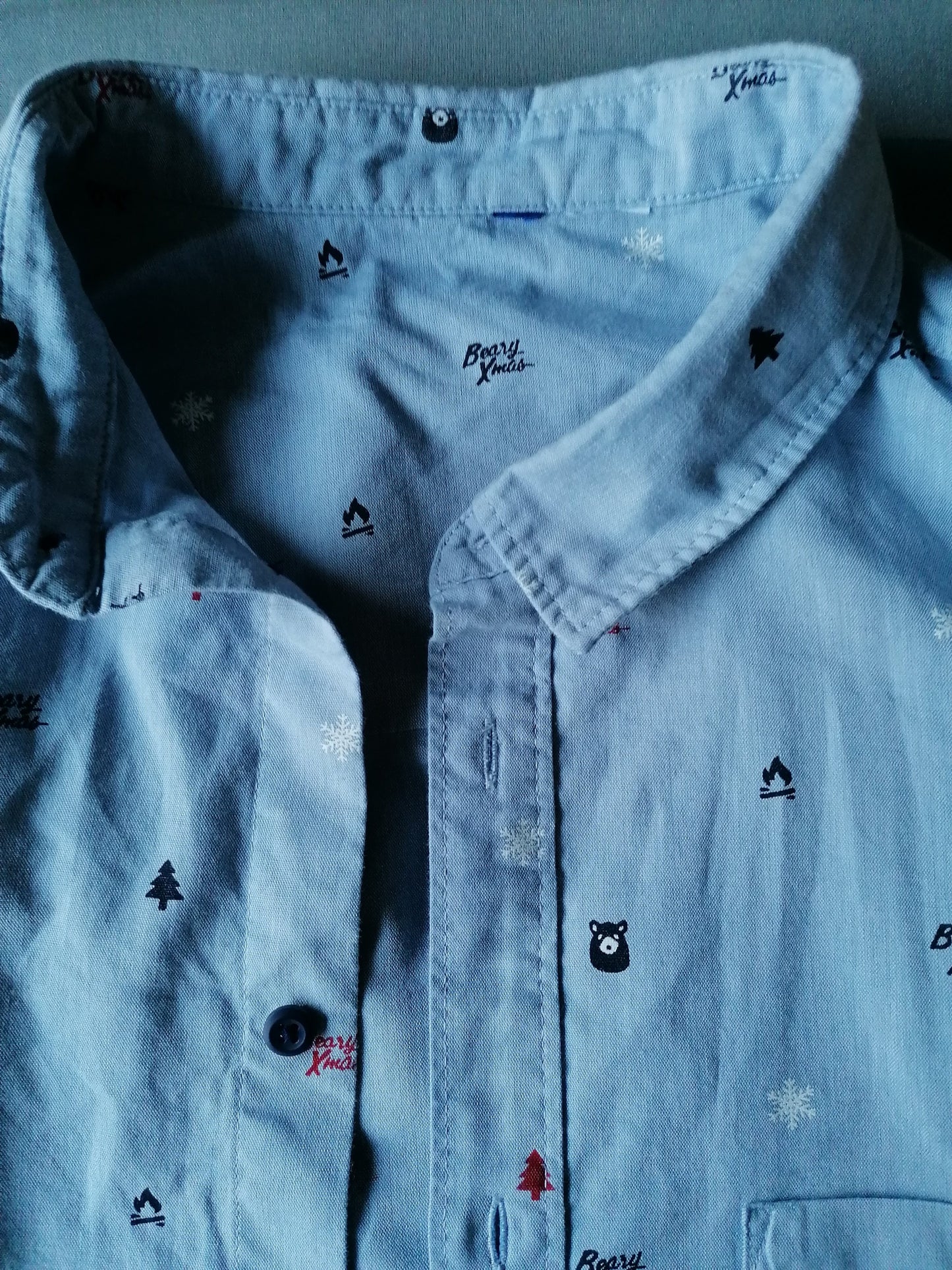 Xmas / Christmas / Beary Xmas print shirt. Light blue. Size XL.
