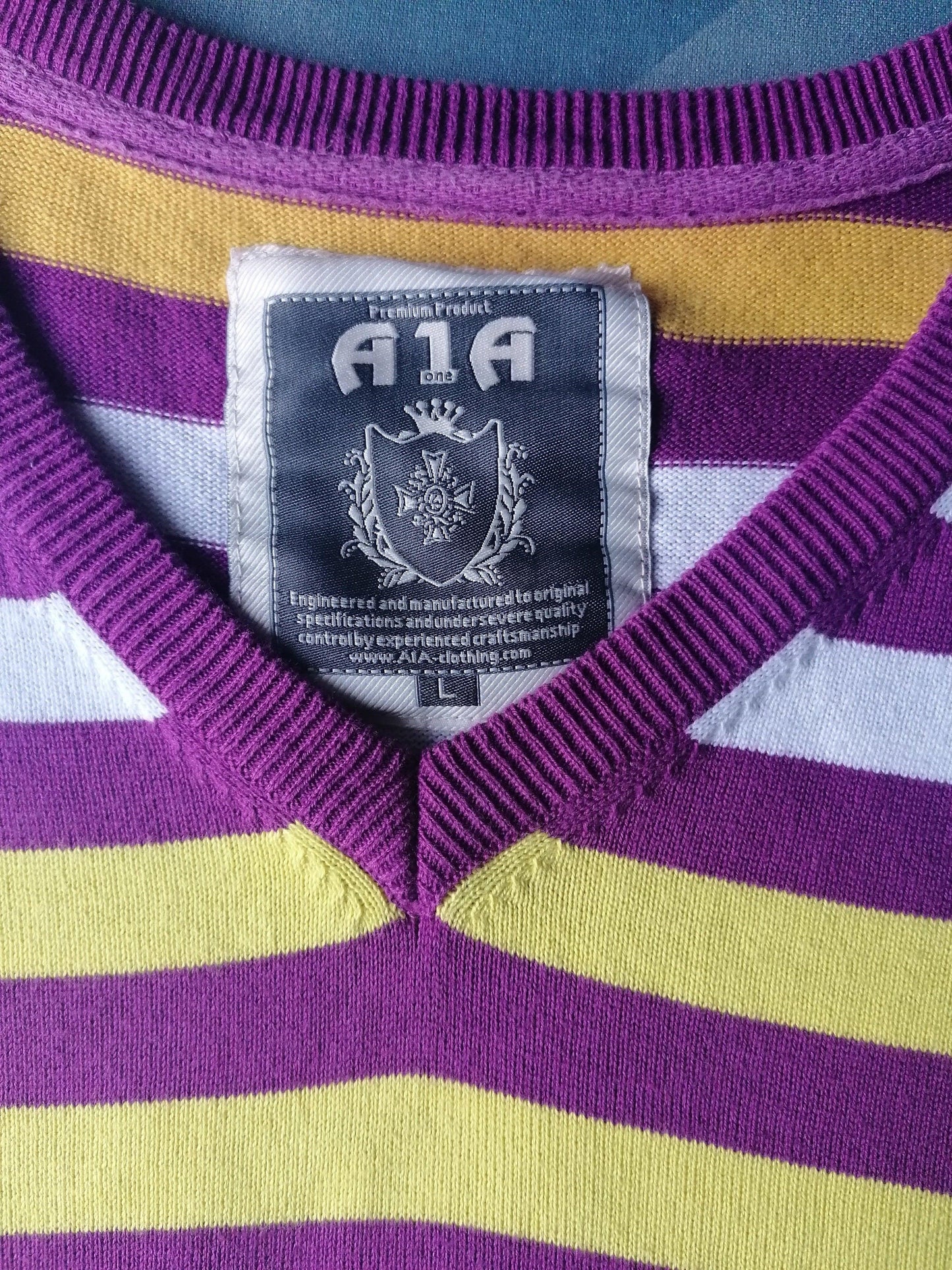 A1A trui. V-hals. Geel Paars gestreept motief. Maat L. - EcoGents