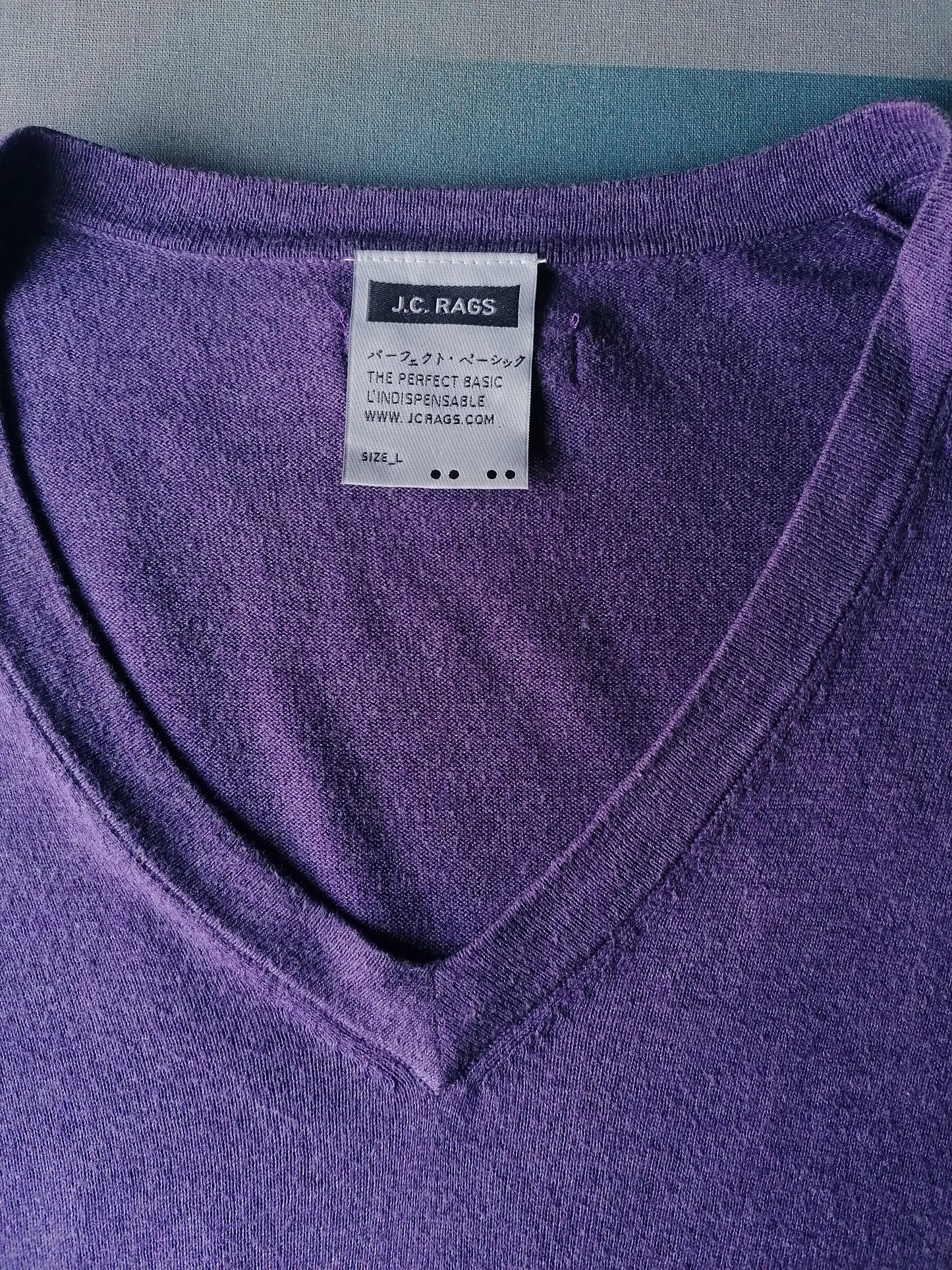 JC Rags suéter. Cuello en v. Color púrpura. Talla L.