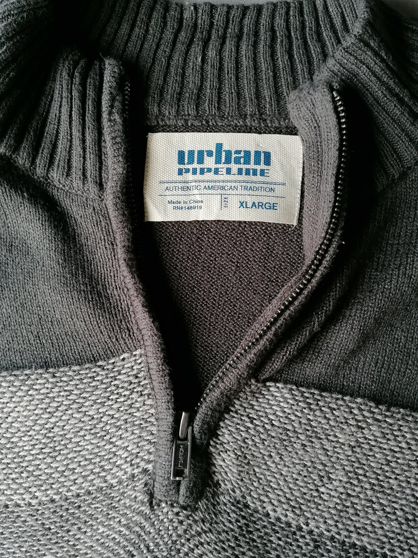 Städtischer Pipeline-Pullover mit Reißverschluss. Grau farbig Größe XL.