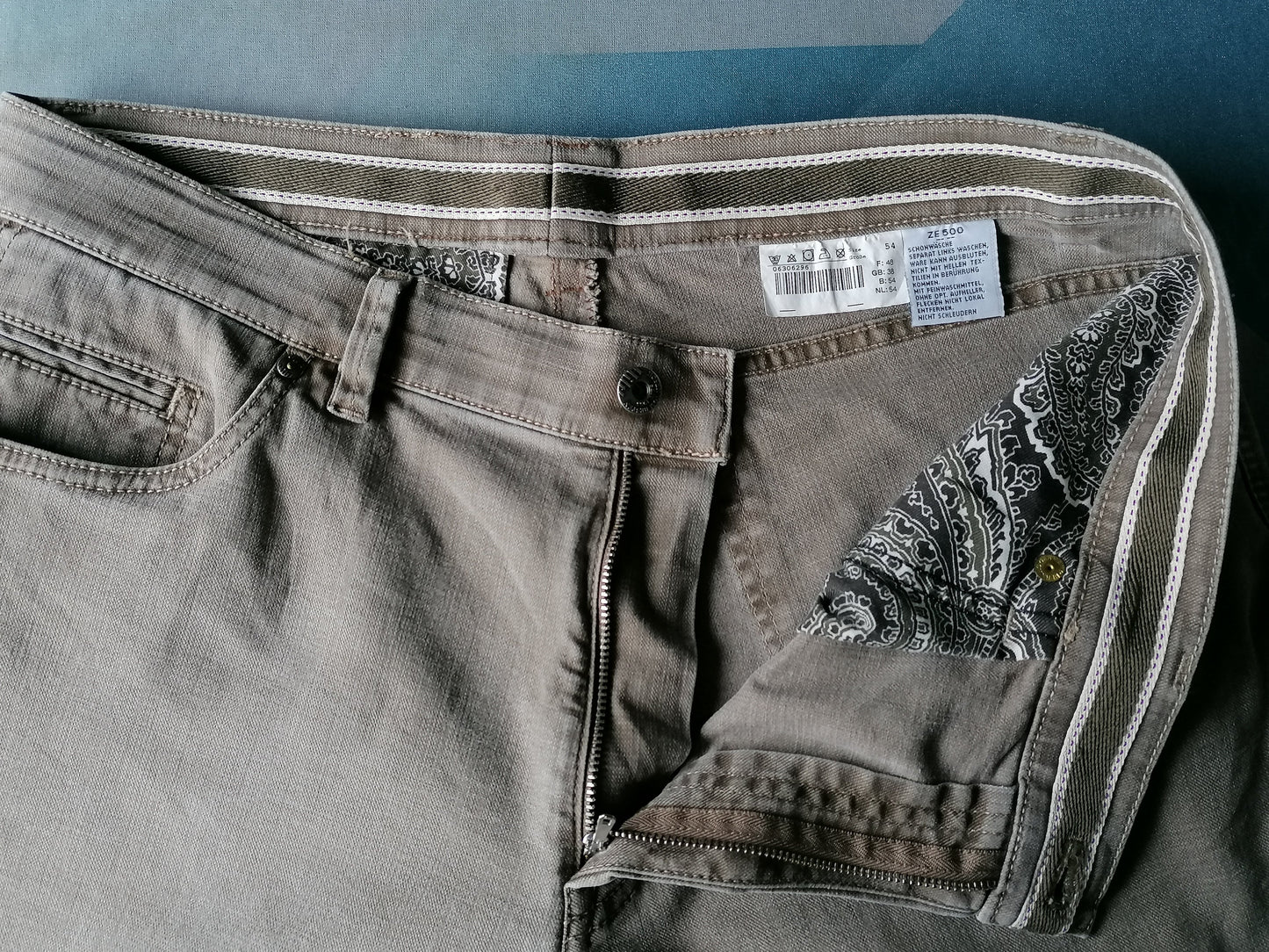 HILTL PANTS. Light brown motif. Size 54 / L. Type ZE500. Stretch.