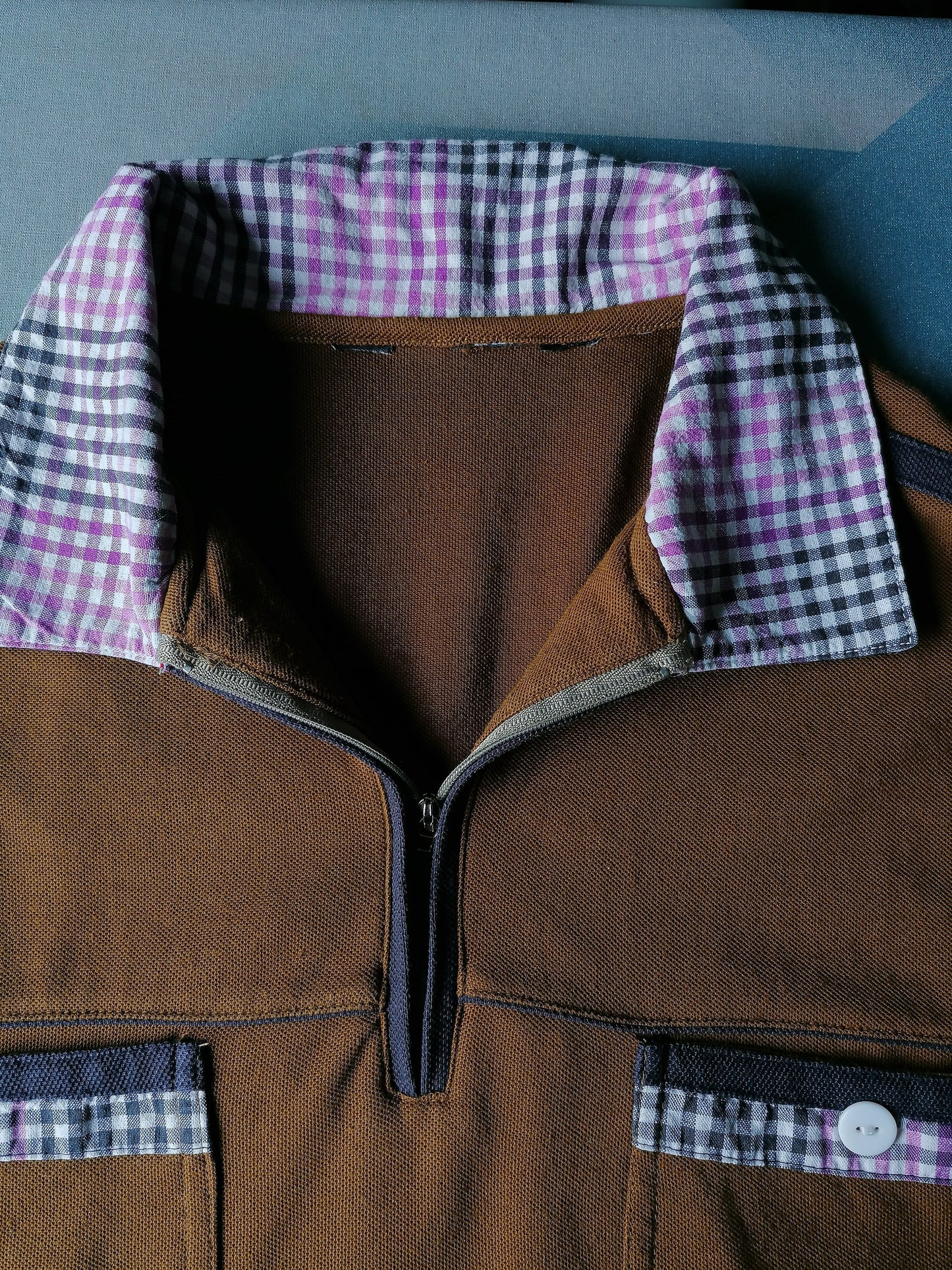 Vintage polo with zipper and elastic band. Brown colored. Size L.