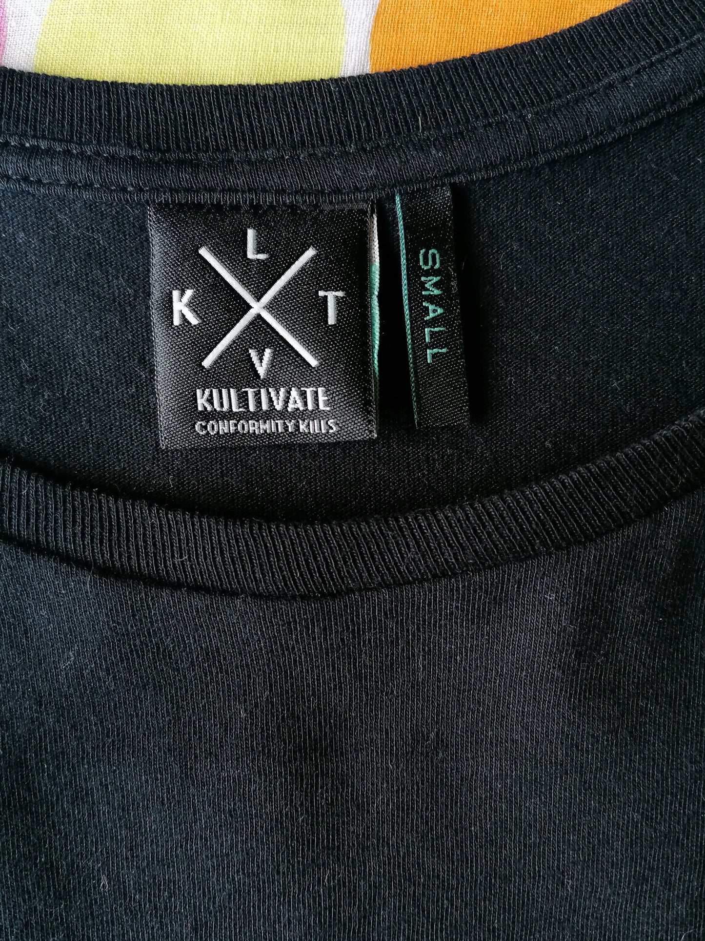 Kultivieren von Lons Hemd. Schwarz mit Druck. Größe S.