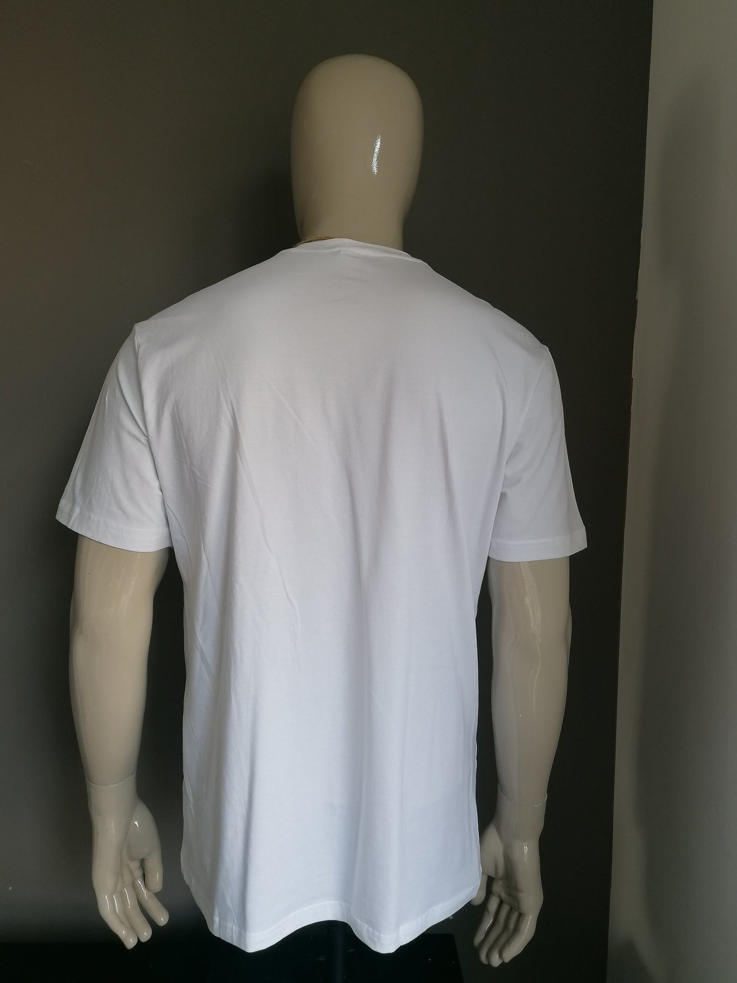 Mondo shirt with V-neck. White with print. XXL / 2XL. New!!