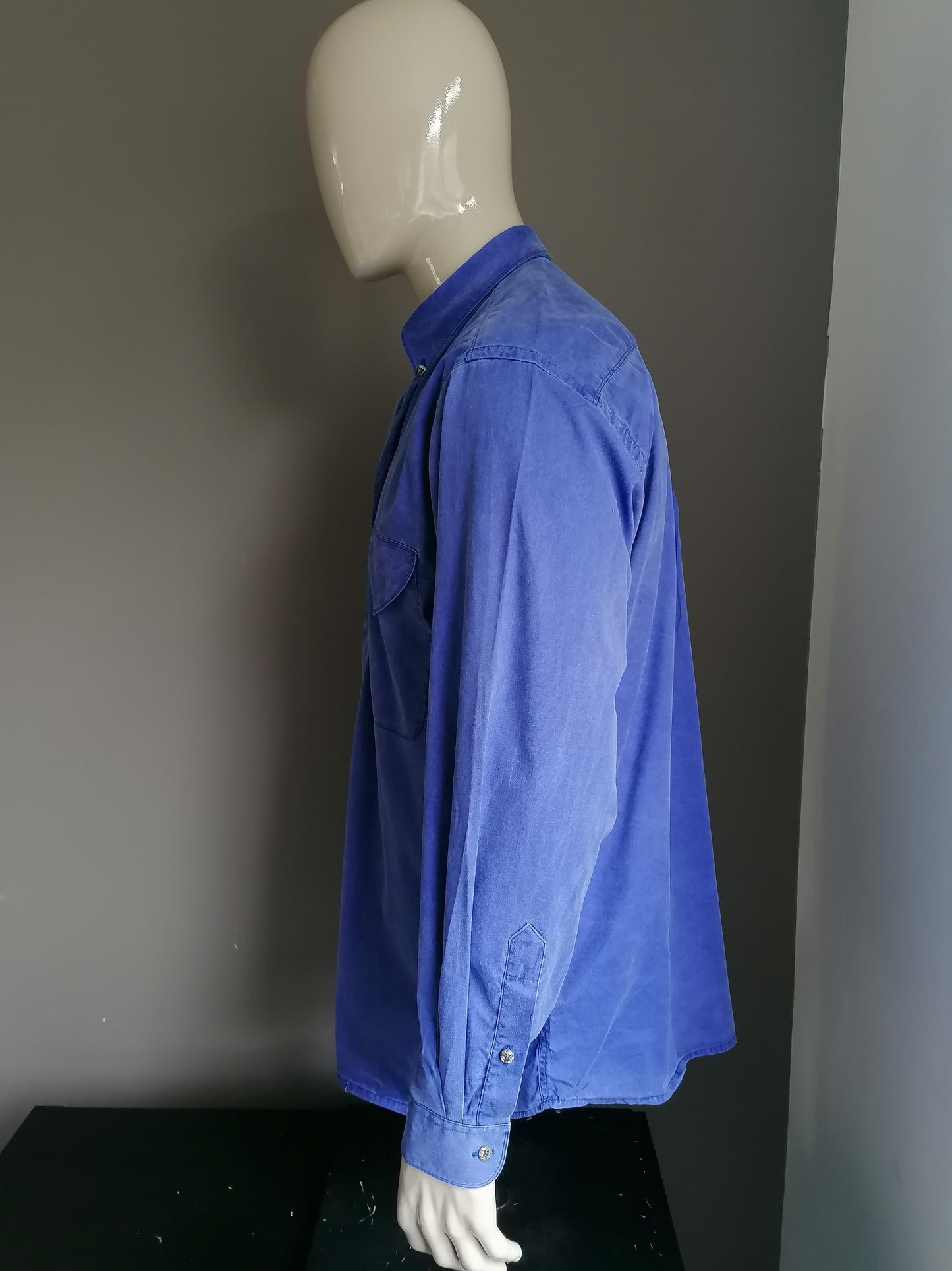 Jacques Britt New Line shirt. Blue colored. Size oversized 41 / m >> XL.