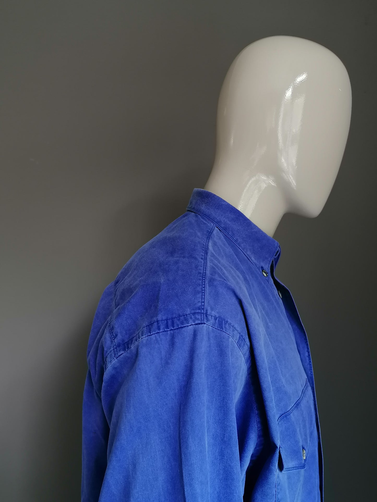 Jacques Britt New Line shirt. Blue colored. Size oversized 41 / m >> XL.