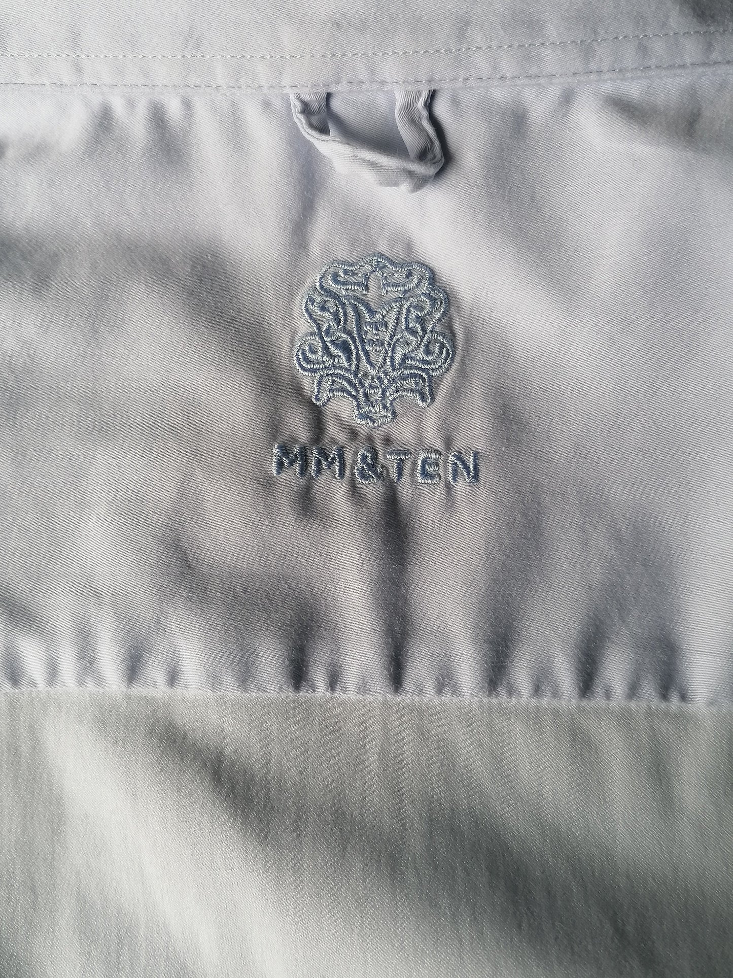 Mosh Mm e nella maglietta. Colorato azzurro. Taglia XL. Stirata. Slimt fit.