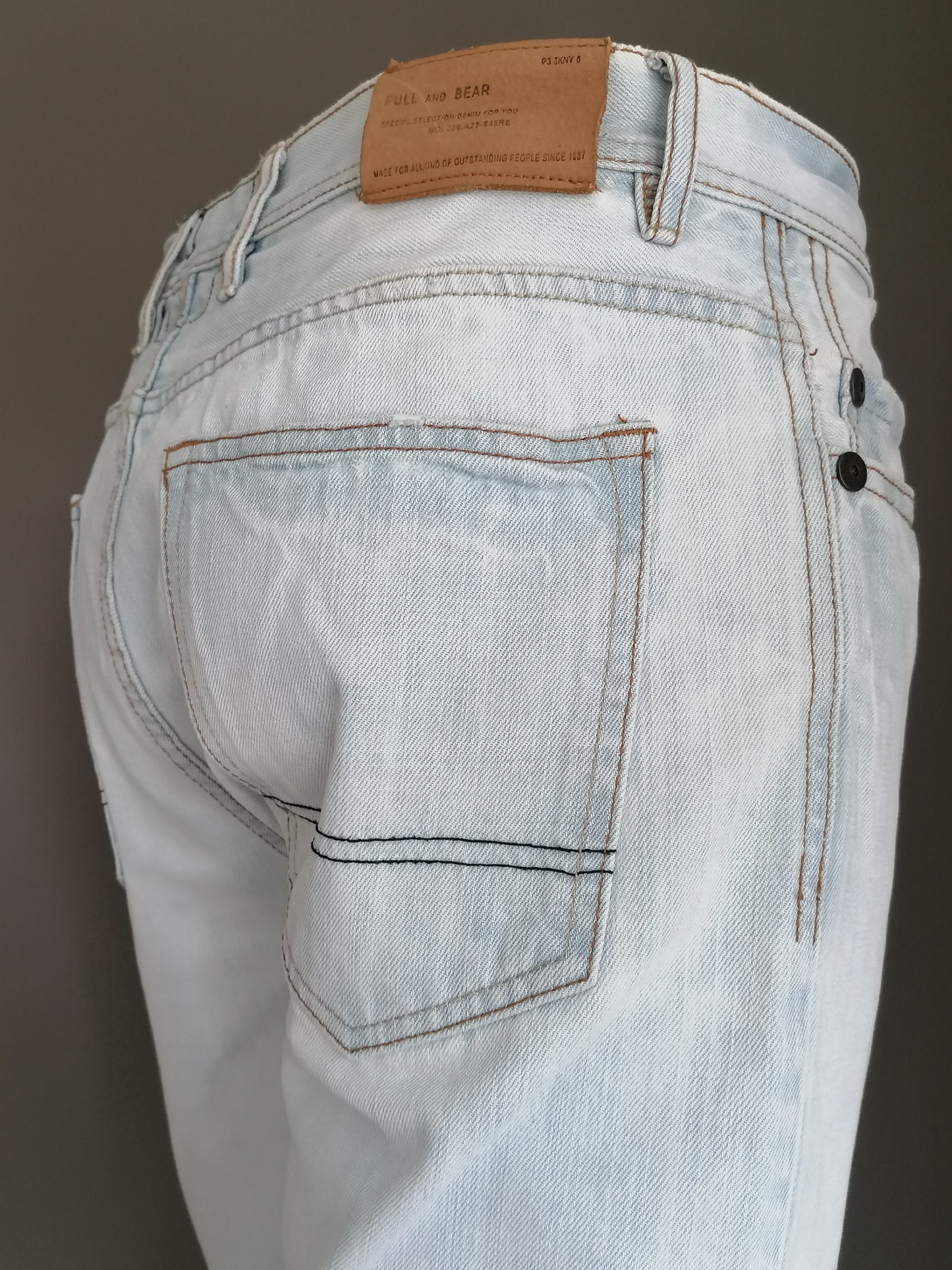 Pull & Bear korte broek jeans. Blauw gekleurd. Maat W32.