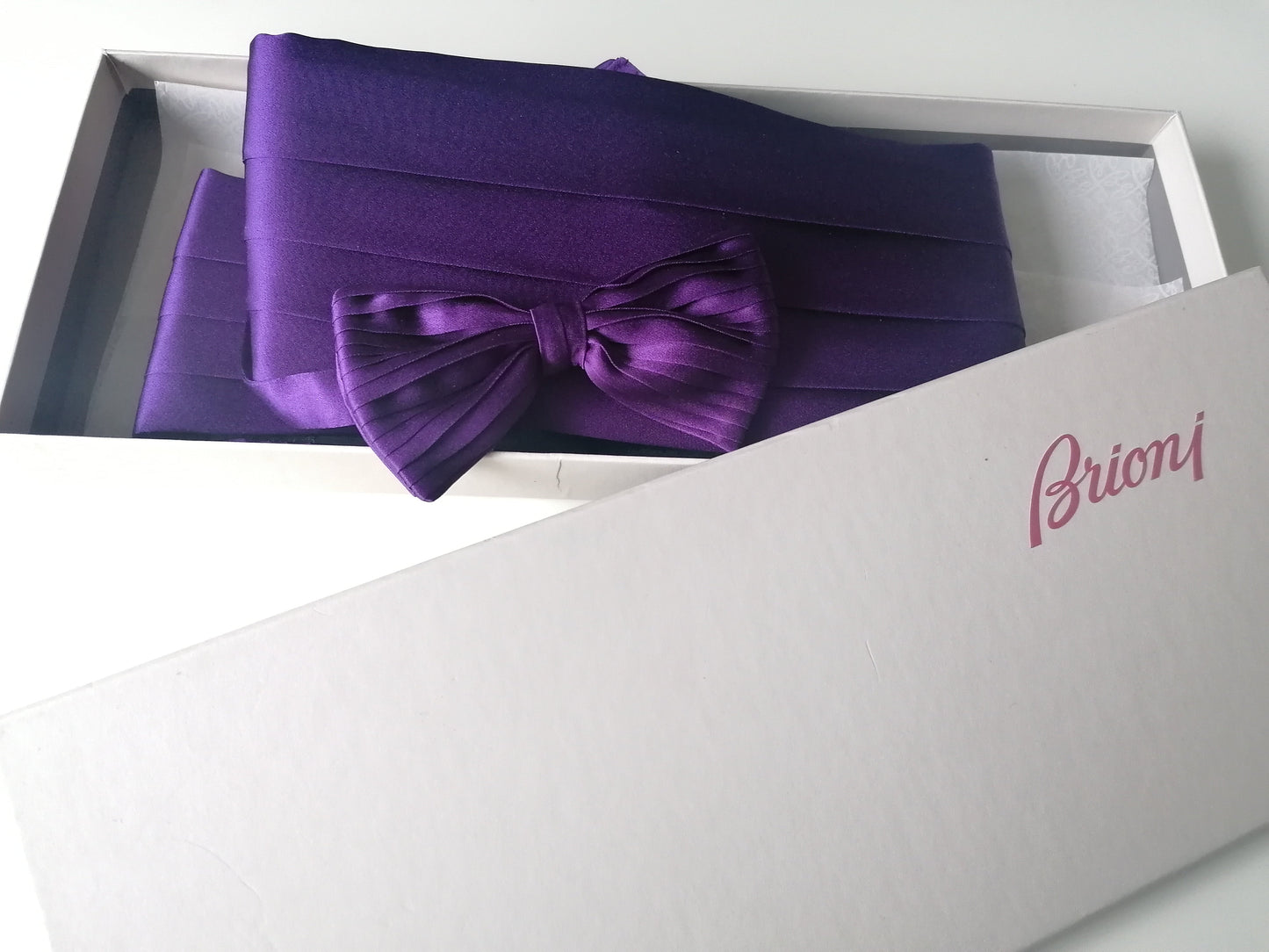Juego de seda Brioni de banda de vientre y cornetería de mariposa / banda Cumber & Bowtie. Púrpura brillante. Tamaño m/l