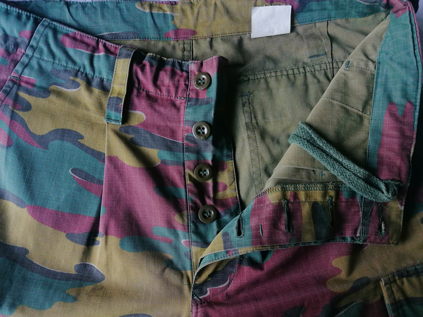 Pantalon d'armée / armée avec boutons. Impression de camouflage vert brun. "2000". Taille M.