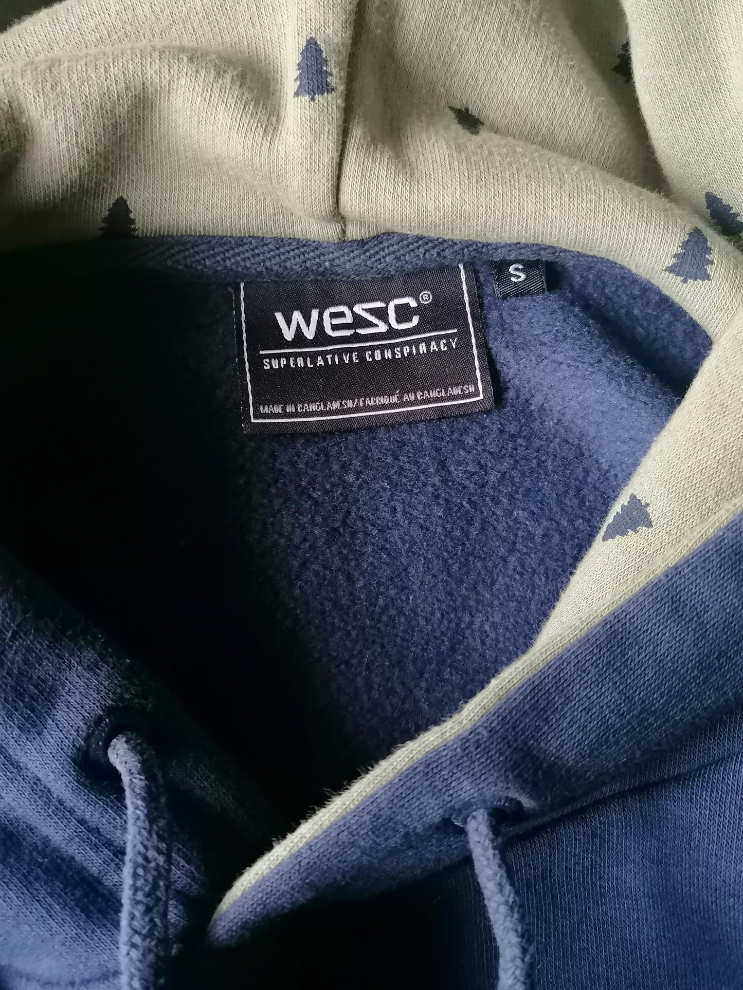 Sweat à capuche WESC. Couleur bleu foncé. Taille S.