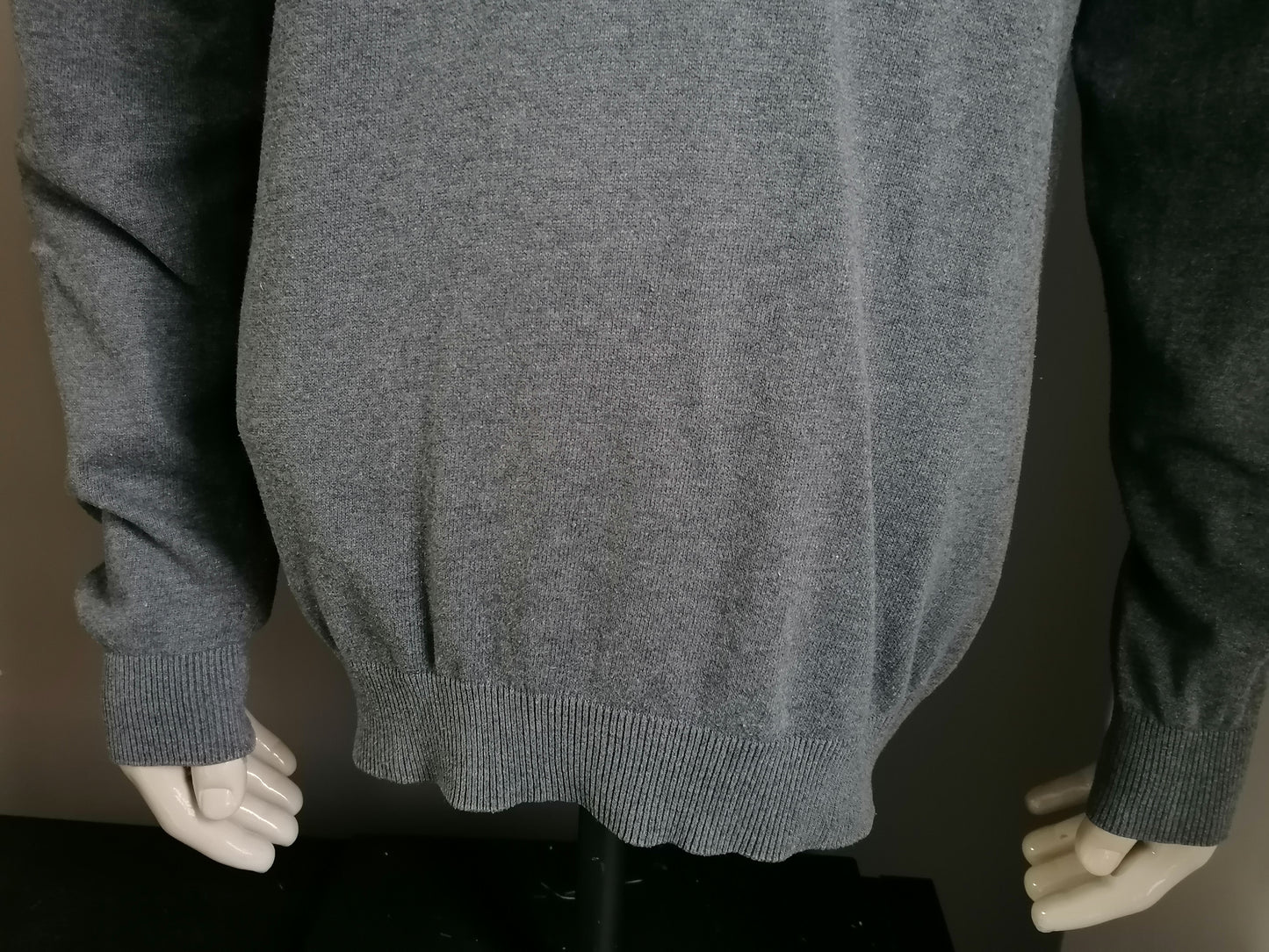 Miller & Monroe-Baumwollpullover mit V-Ausschnitt. Dunkelgrau. Größe xl.