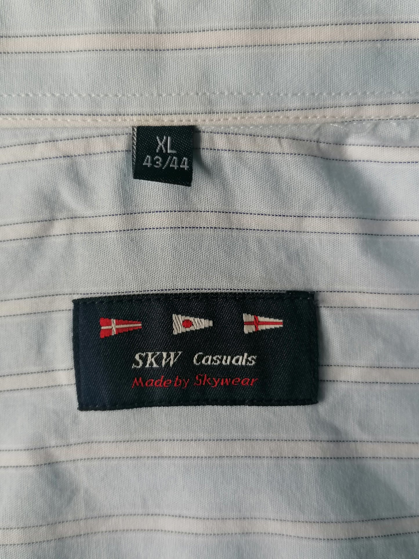 Camisa de Skywear Casuals. Blanco azul claro rayado. Tamaño XL / XXL-2XL.