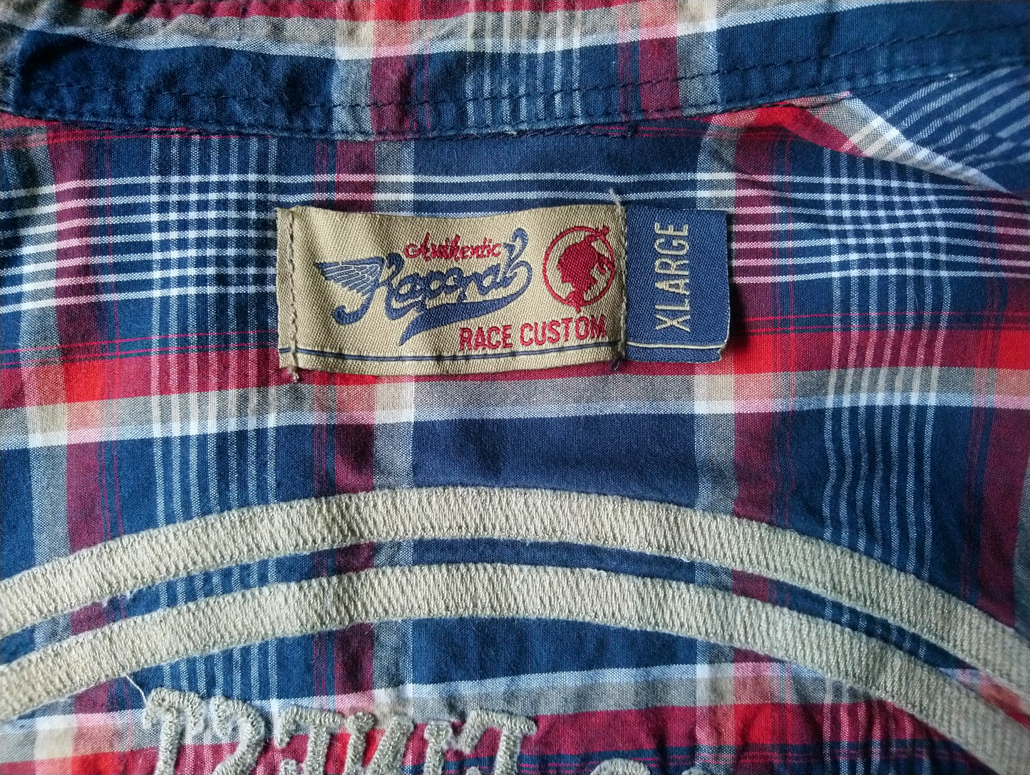 Kaporal overhemd. Blauw Rood geruit met applicaties. Maat L. Slim Fit.