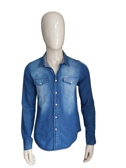 Chemise Garcia avec boutons pression. Impression bleue. Aspect jean. Taille M.