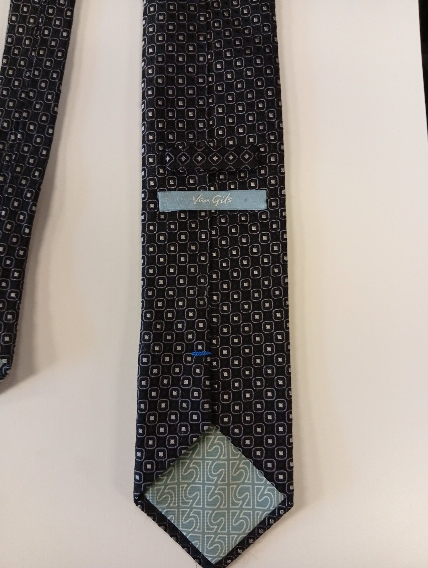 Cravatta in seta – disegno scuro – stile sobrio ed elegante – Van Gils