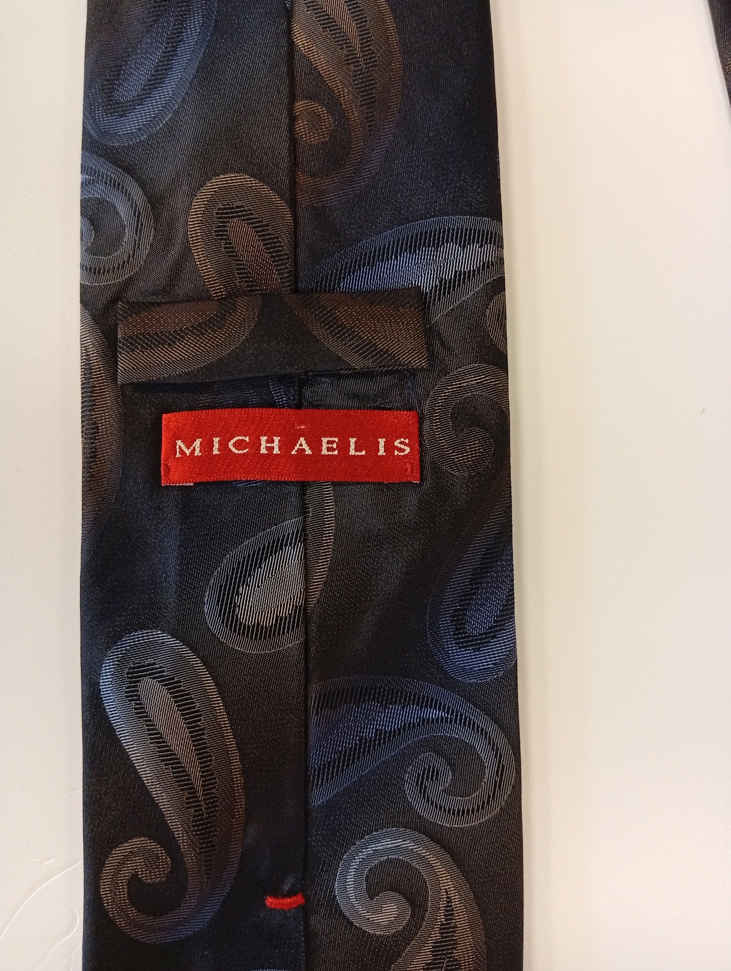 Cravatta di seta – design scuro – stile calmo e ordinato – Michaelis