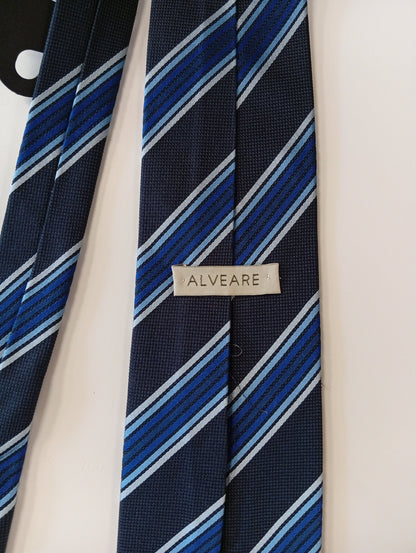 Corbata de seda – azul oscuro con rayas – estilo atemporal – Alveare