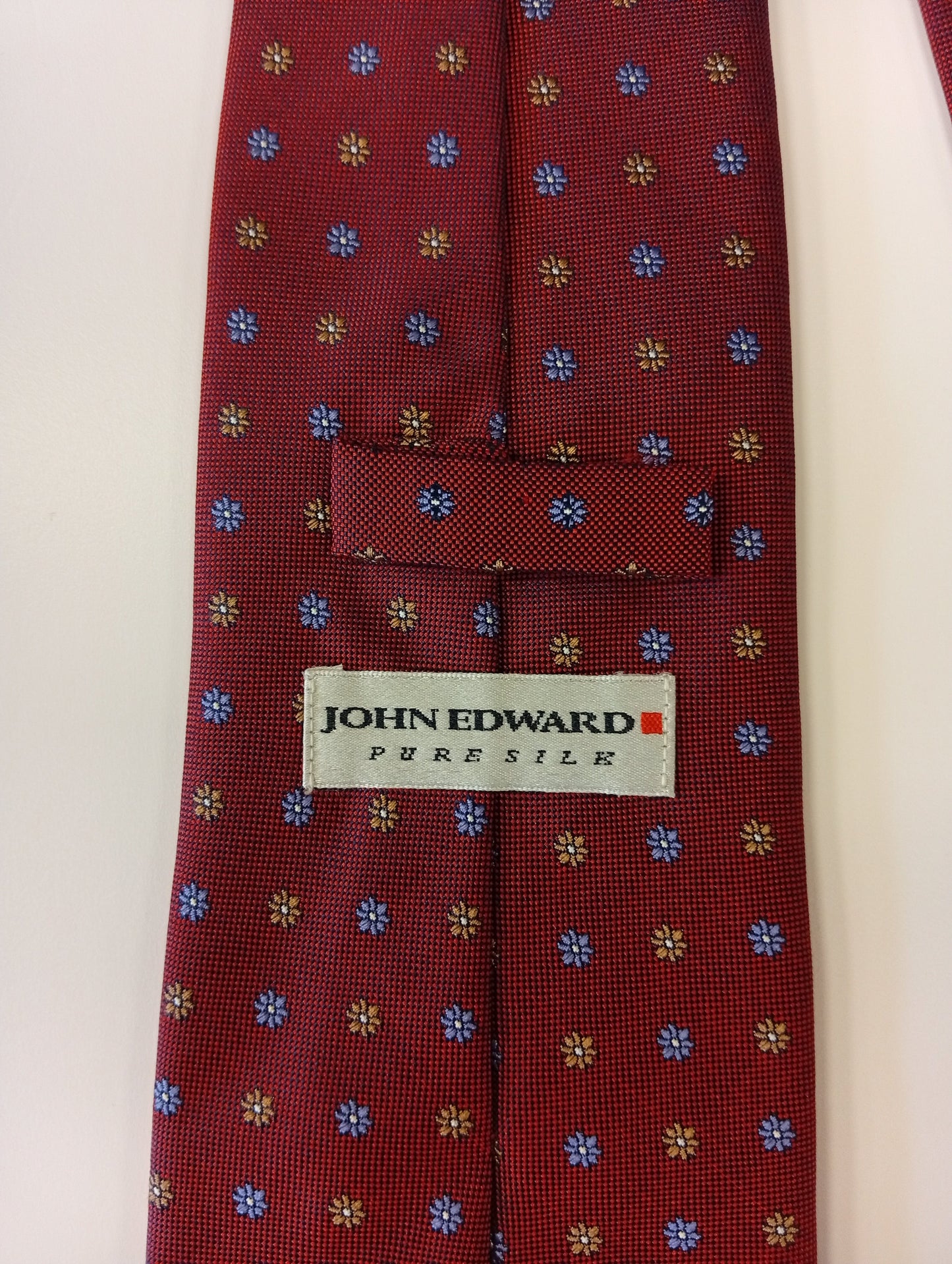 Cravatta in seta – bordeaux con fantasia – look classico – John Edward