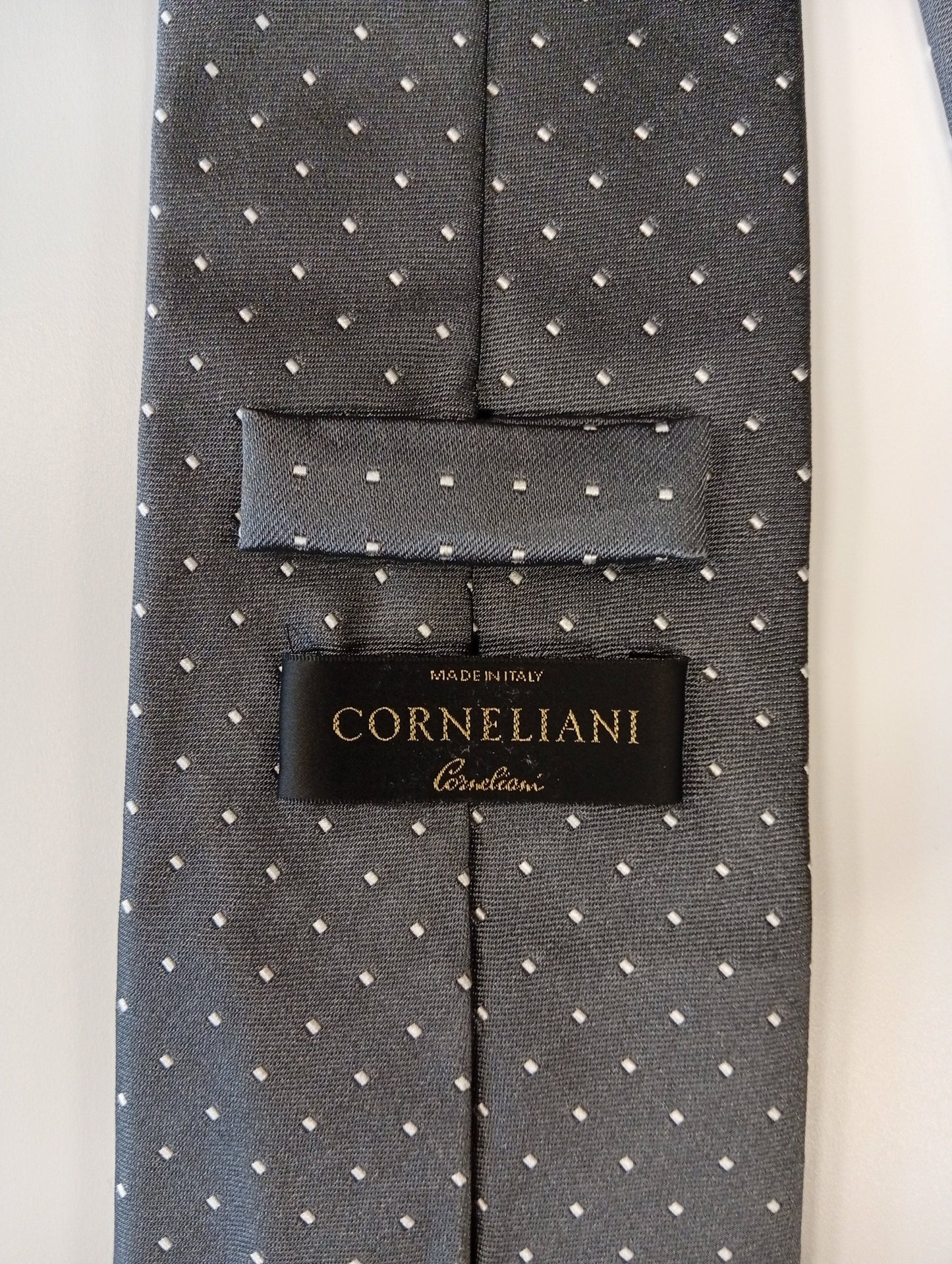 Corbata de seda italiana – diseño oscuro – aspecto refinado y lujoso – Corneliani