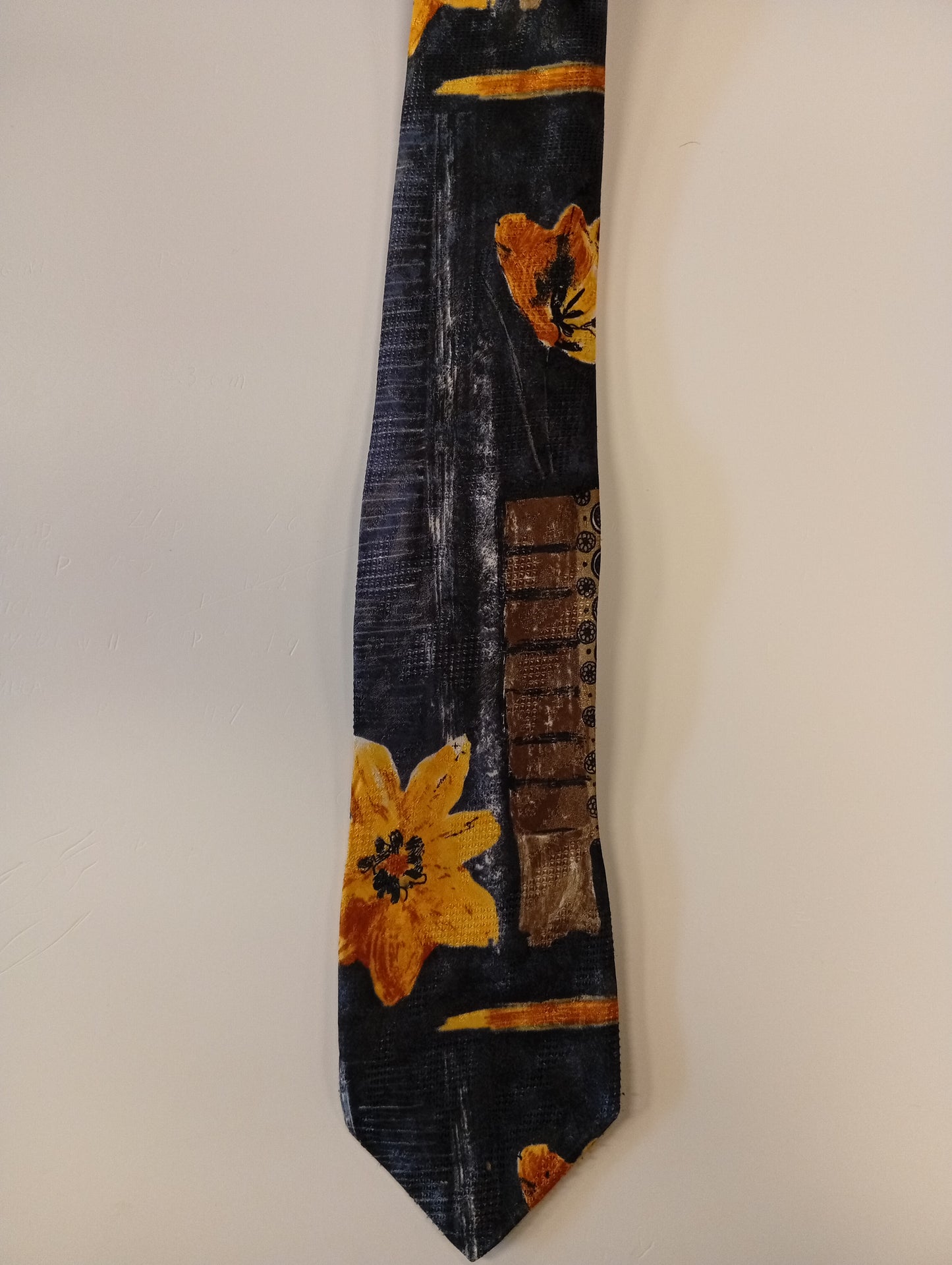 Vintage tie – dark with floral print – distinctly retro style – Canda