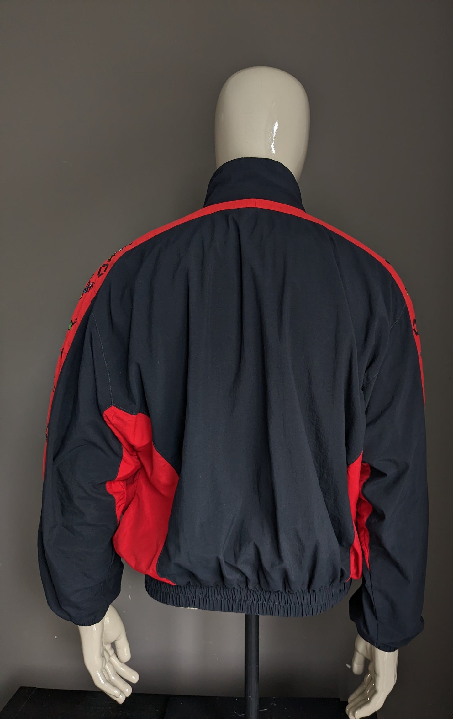 Vintage 80's-90's Württembergische sport jack. Zwart Rood gekleurd. Maat M / L.