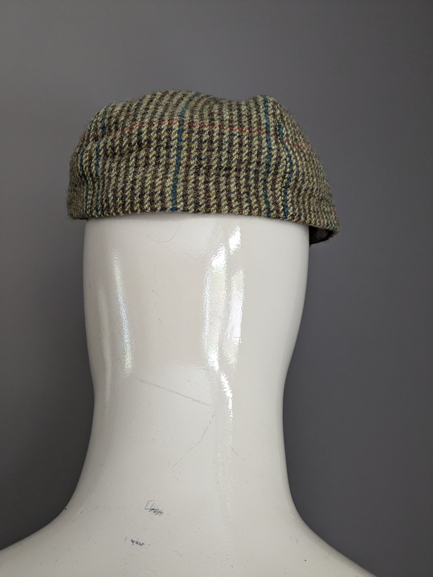 Vintage John Hanly & Co Wollen flat cap / pet. Bruin groen Blauw Rood geruit. 56 cm omtrek.