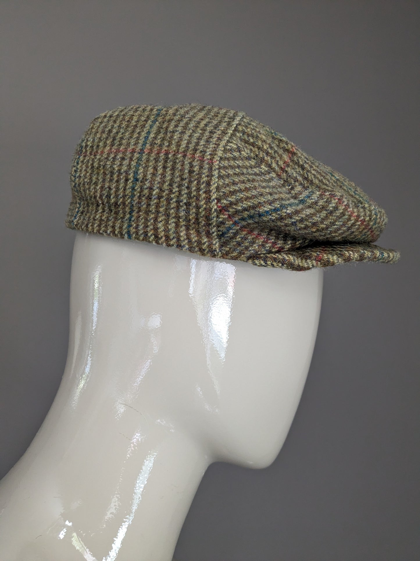 Vintage John Hanly & Co Wollen flat cap / pet. Bruin groen Blauw Rood geruit. 56 cm omtrek.