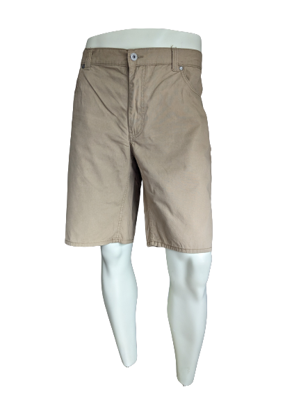Canda Shorts. De couleur marron clair. Taille 58 / XL.