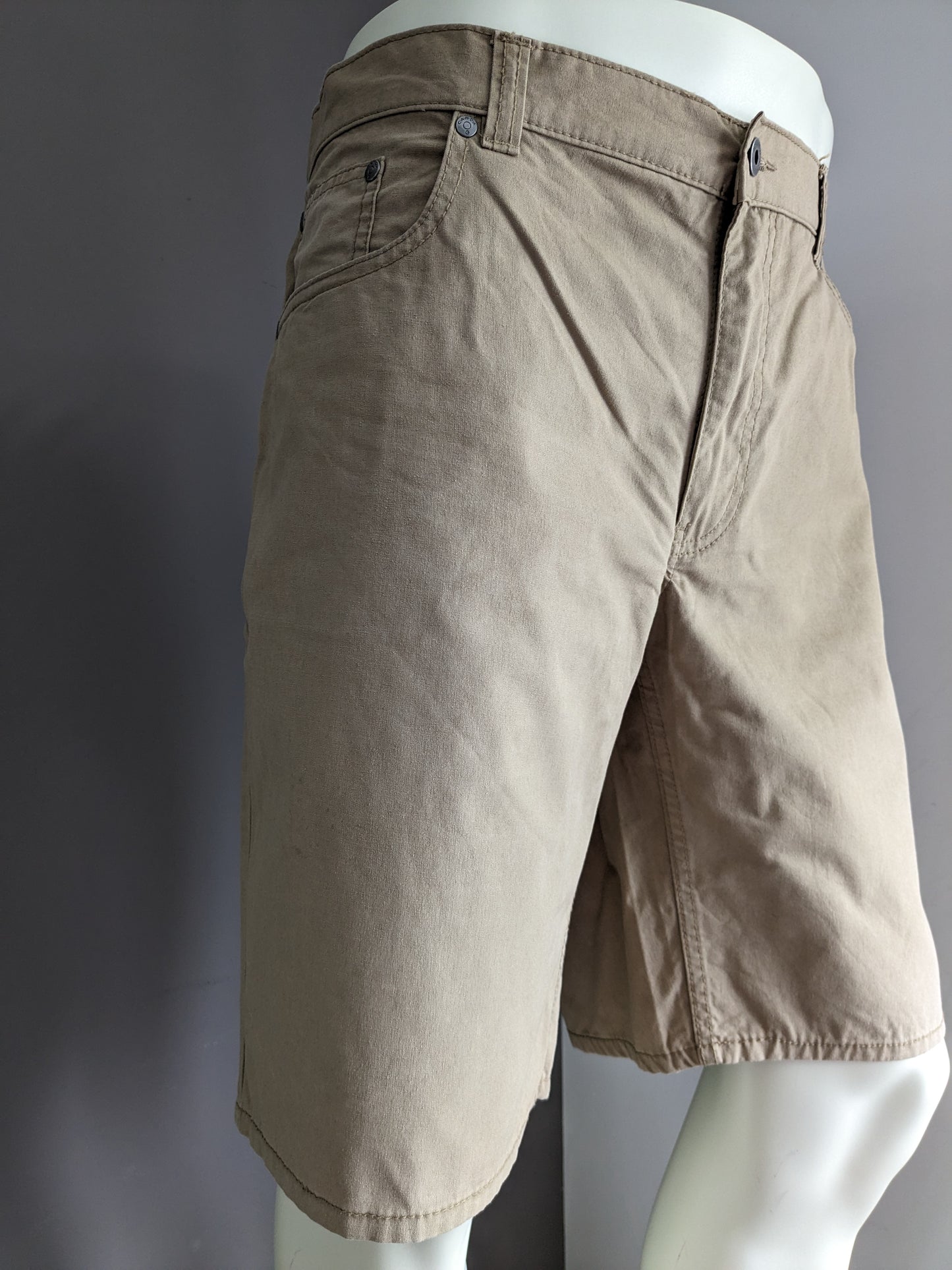 Pantalones cortos de Canda. Color marrón claro. Tamaño 58 / xl.