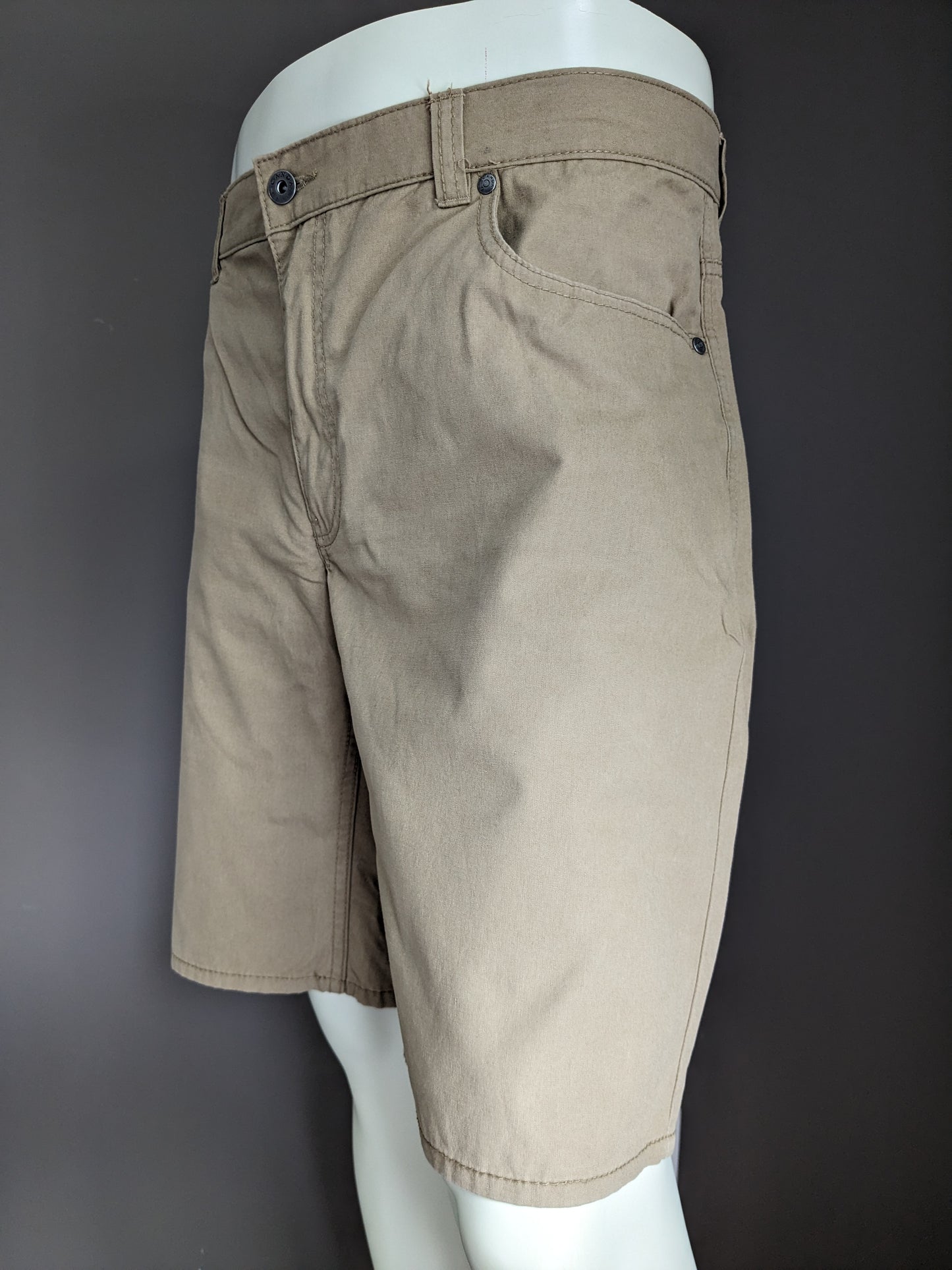 Pantalones cortos de Canda. Color marrón claro. Tamaño 58 / xl.