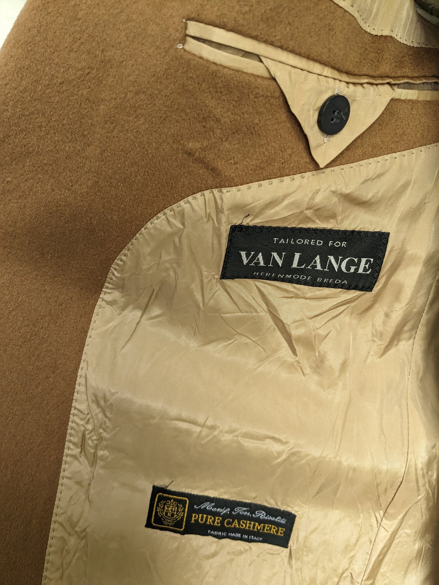 B keus: Cashmere Colbert. Tailored for Van Lange. Bruin gekleurd. Maat 26 (52 / L) beschadiging mouw.