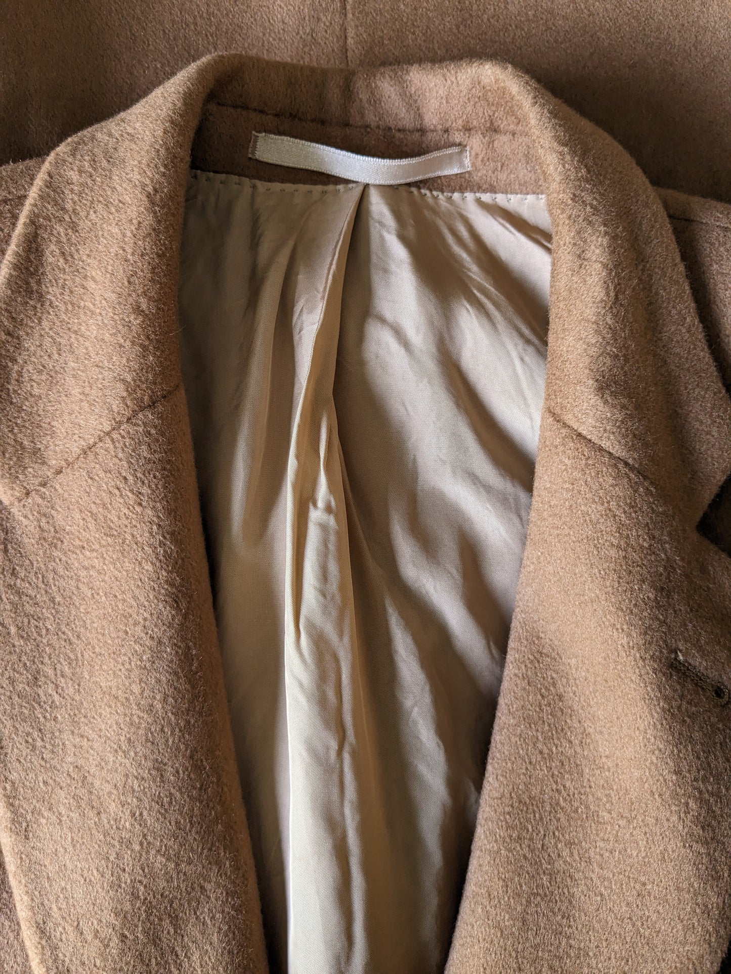 B Choix: Veste en cachemire. Tadavé pour Van Lange. De couleur marron. Taille 26 (52 / L) Sleeve de dégâts.