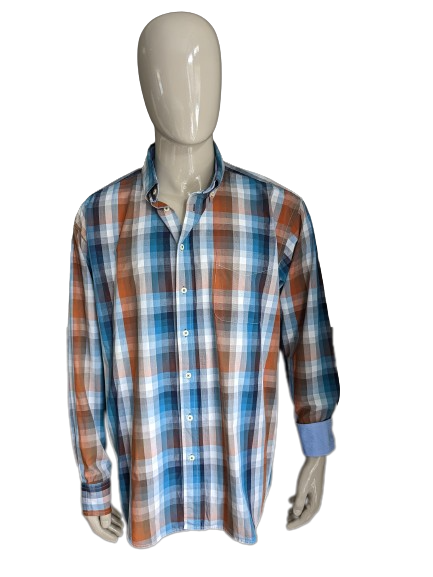 Das Hemd des heutigen Mannes. Blau, Braun, Orange kariert. Größe XXL / 2XL. Normale Passform.