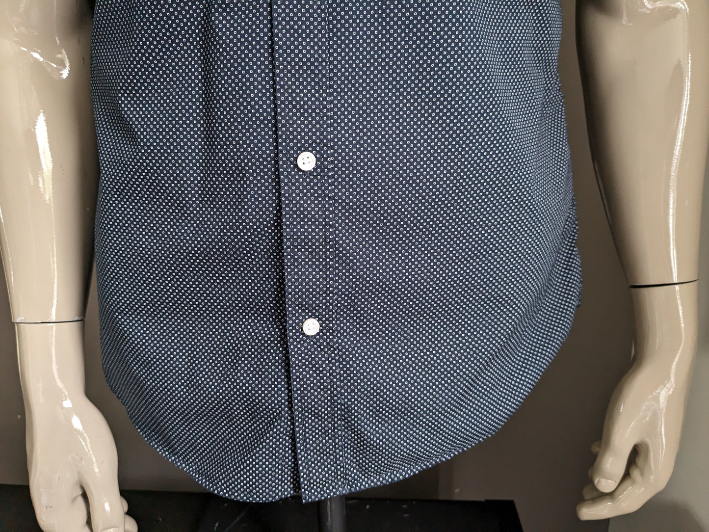 Kibi Shirt Short Sleeve. Impression blanche bleu foncé. Taille M. ajustée.
