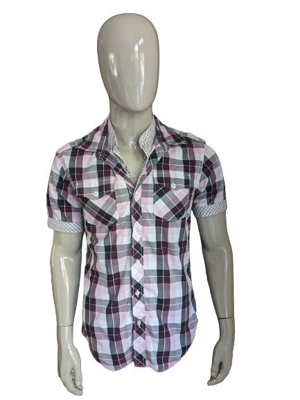 Gusseisenhemd mit kurzen Ärmeln und doppeltem Kragen. Lila Pink Schwarz Weiß kariert. Größe XL.