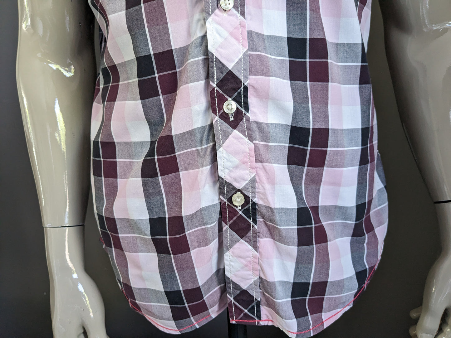Camisa de hierro fundido manga corta y cuello doble. Purple rosa blanco y negro a cuadros. Tamaño xl.
