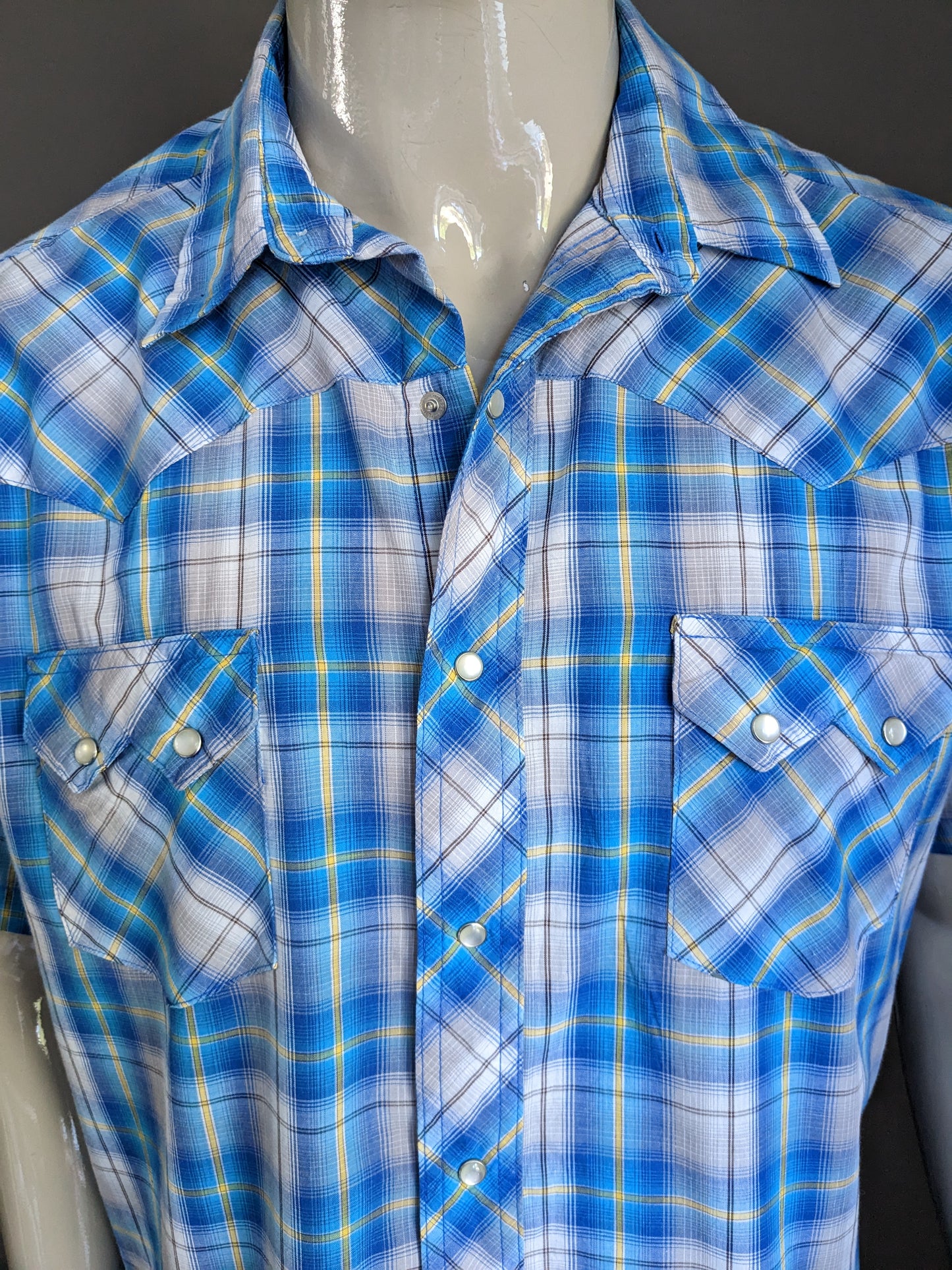 Wrangler Western shirt short sleeve with press studs. Blue yellow white checkered. Size XXL / 2XL.