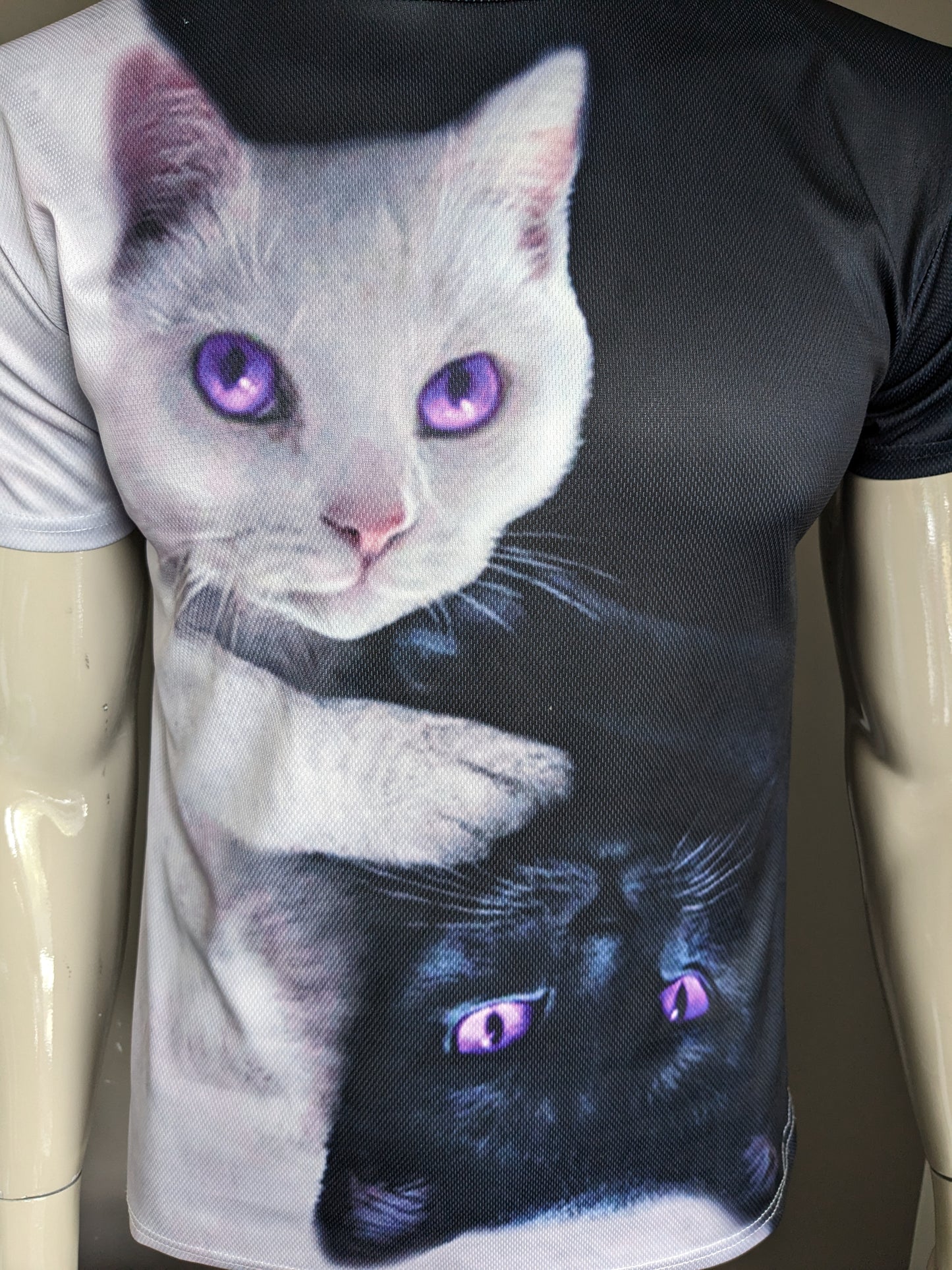 Kätzchen -Druckhemd. Schwarzweißfarben. Größe M.